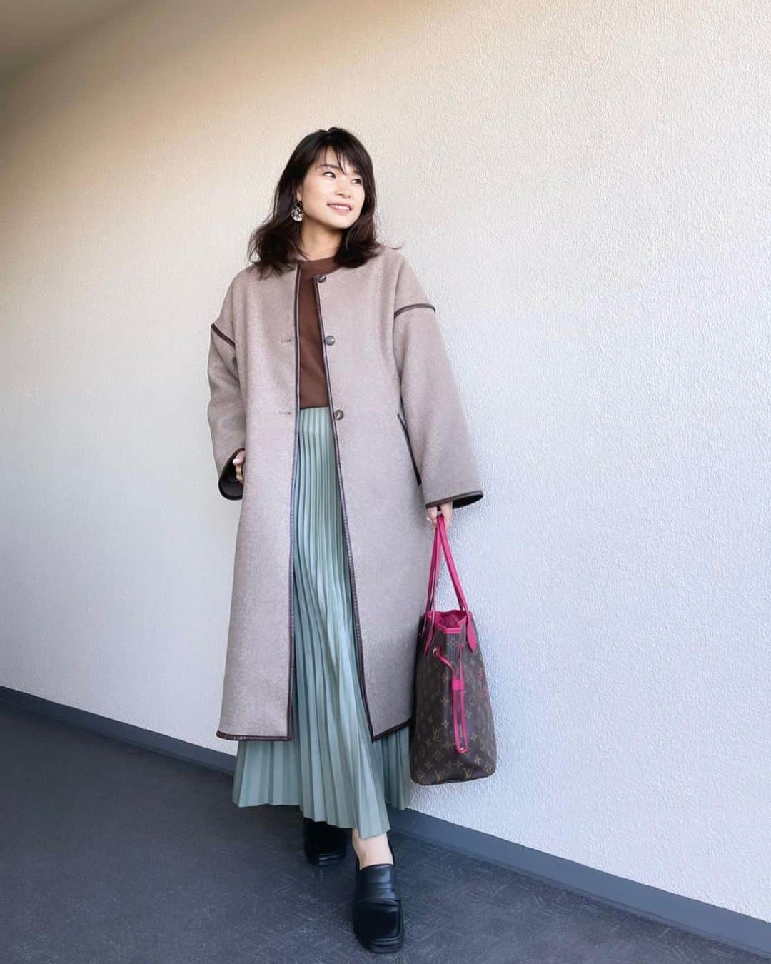 三佐和あやのインスタグラム：「#ootd  一段と冷えた朝 ✨今年も残すところあと1ヶ月なんて信じられない！  #code  Knit ... @saisondepapillon  skirt ... @grl_official  pumps ... @sappun_japan  Bag ... @louisvuitton  ﻿ ﻿ #今日のコーデ #今日の服 #冬コーデ #きょコ #いつコ #シンプルコーデ #大人カジュアル #ママコーデ #ママバッグ #ママファッション #ファッション #ファッションコーデ お洒落  #ブーツコーデ #fashion #大人コーデ  #アラフォー #アラサーコーデ #30代コーデ #grl #グレイル」