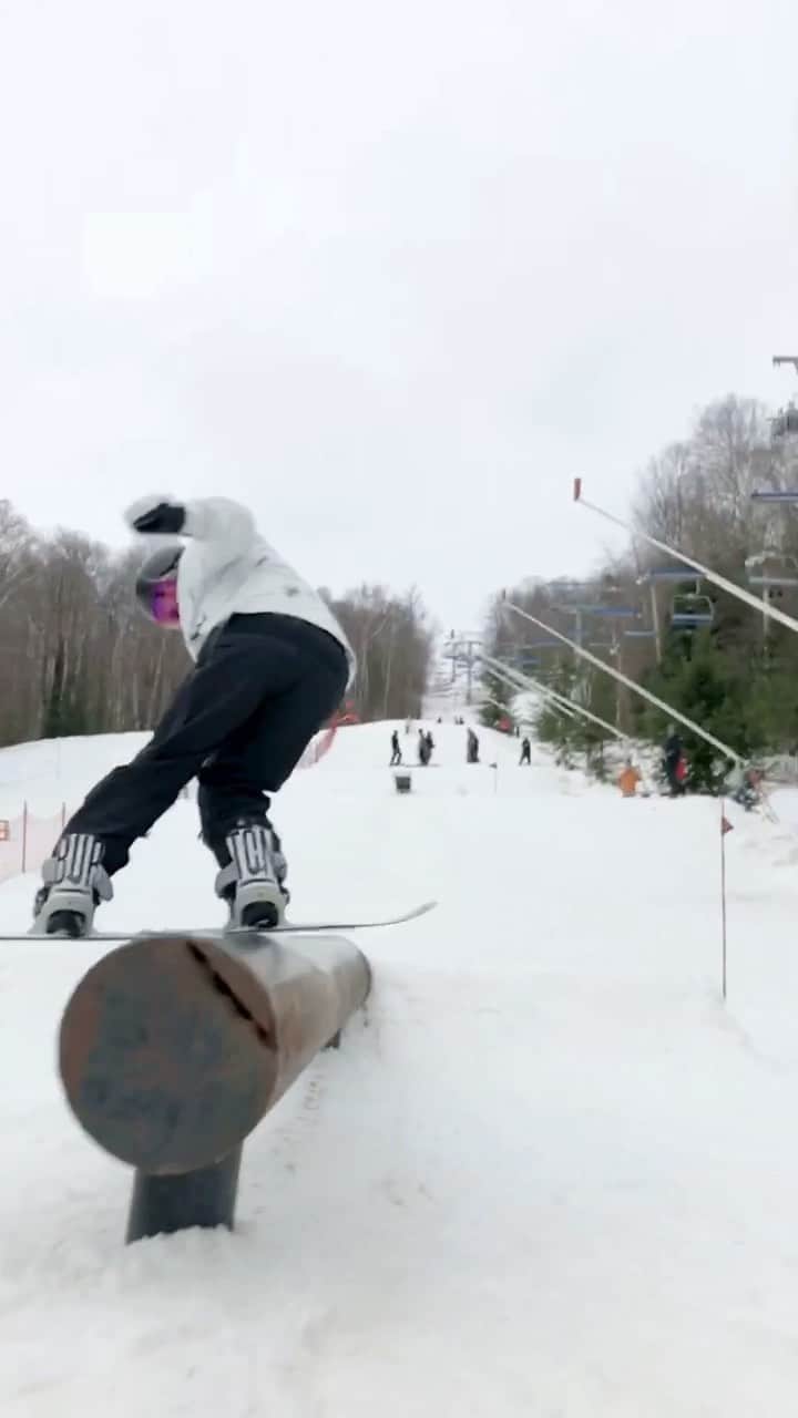 アナログクロージングのインスタグラム：「Some early season action with @_juliamarino  🎥: @chriscloutier_  #Burton #Snowboarding」