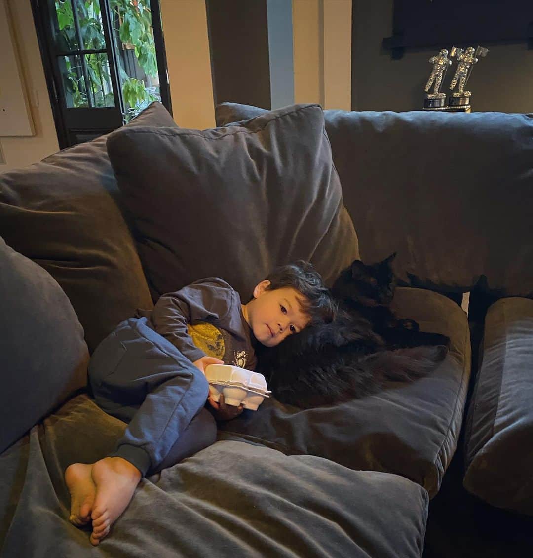 ミシェル・ブランチのインスタグラム：「Just two raven-haired boys, snuggling on the couch 🐾」