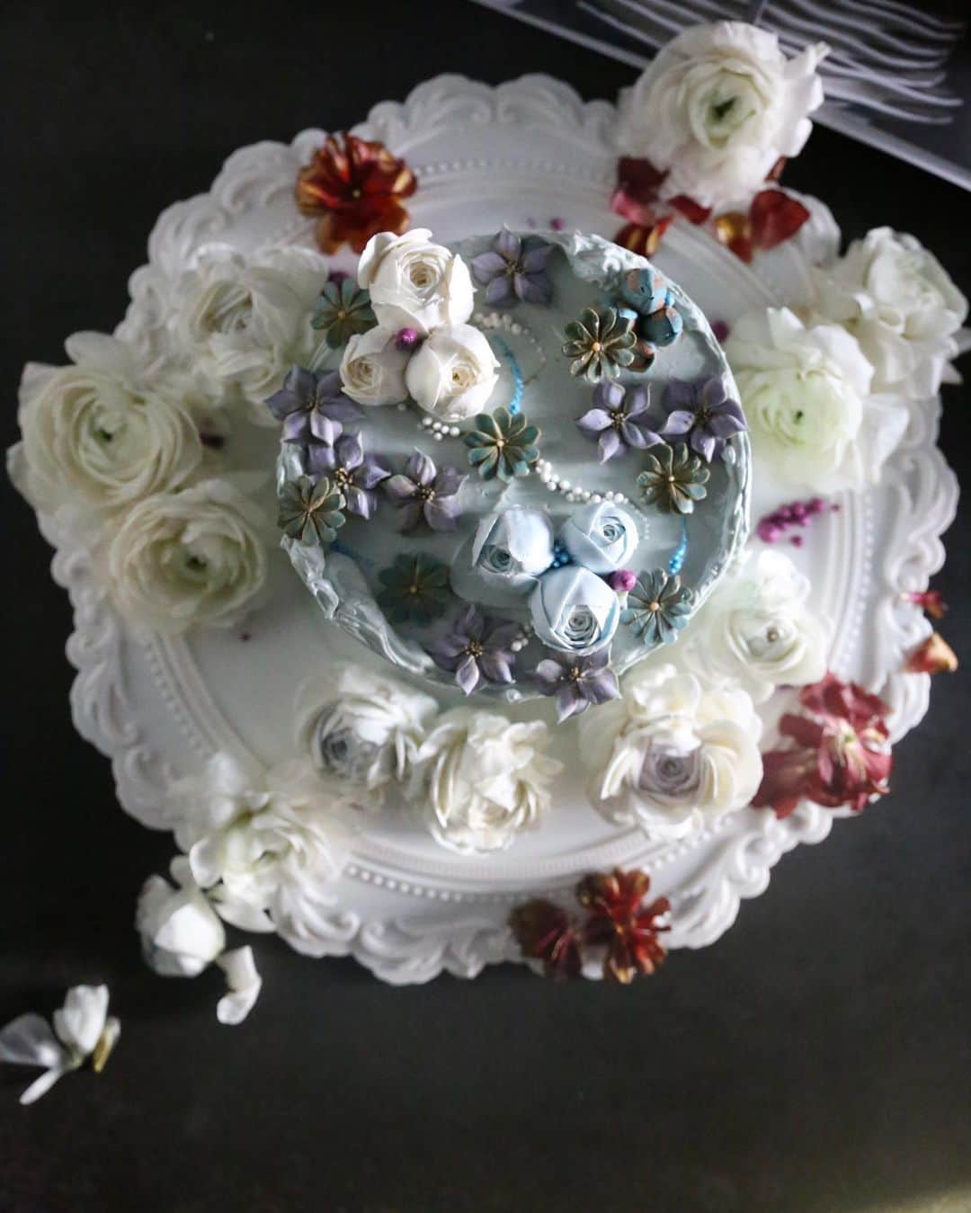 청담 수케이크 (atelier soo)さんのインスタグラム写真 - (청담 수케이크 (atelier soo)Instagram)「ㅡ Frugal soo.  청색계와청보라계의색을중심으로기본적으로난색계는피한다.밝은회색을엑센트로사용하면진지하고청결한이미지를표현할수있다.배색이야기보는걸좋아하는나:) ㅡ 어제.곧마흔기념.생애첫.건강검진잘마쳤어요.오늘도건강히케익을만들수있음에감사한아침입니다⚜️🤍 ㅡ #flower #cake #flowercake #partycake #birthday #bouquet #buttercream #baking #wilton #weddingcake ㅡ www.soocake.com」12月5日 7時47分 - soocake_ully