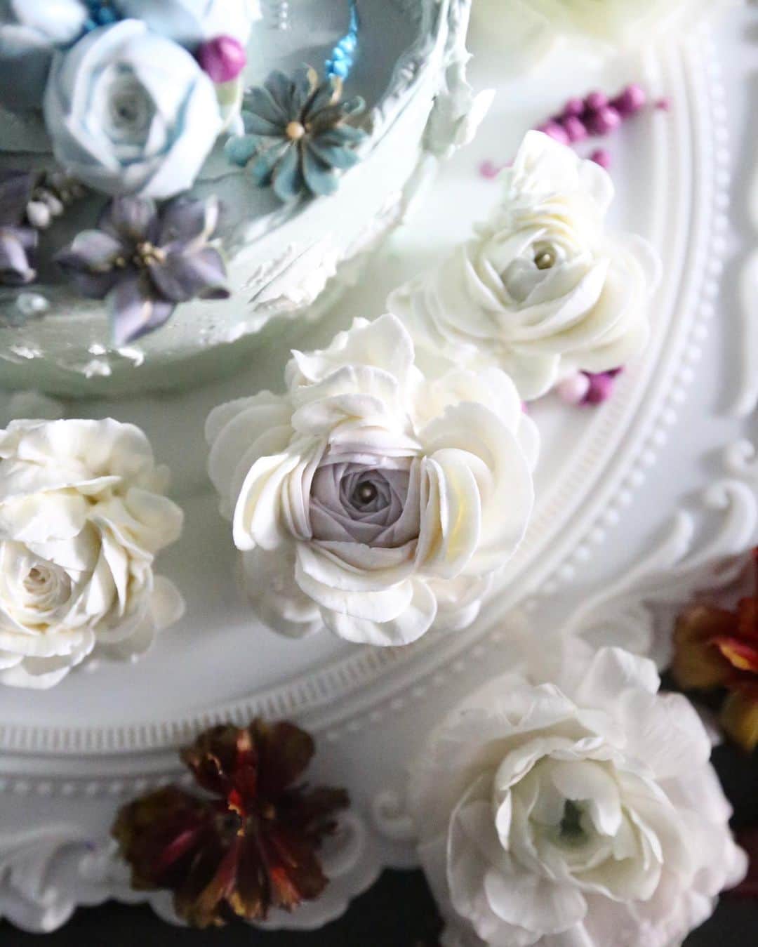 청담 수케이크 (atelier soo)さんのインスタグラム写真 - (청담 수케이크 (atelier soo)Instagram)「ㅡ Frugal soo.  청색계와청보라계의색을중심으로기본적으로난색계는피한다.밝은회색을엑센트로사용하면진지하고청결한이미지를표현할수있다.배색이야기보는걸좋아하는나:) ㅡ 어제.곧마흔기념.생애첫.건강검진잘마쳤어요.오늘도건강히케익을만들수있음에감사한아침입니다⚜️🤍 ㅡ #flower #cake #flowercake #partycake #birthday #bouquet #buttercream #baking #wilton #weddingcake ㅡ www.soocake.com」12月5日 7時47分 - soocake_ully