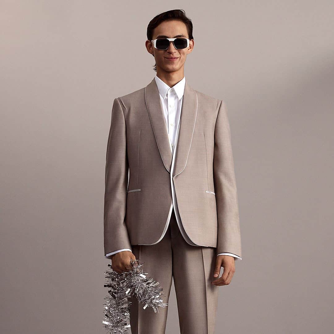 サルヴァトーレ・フェラガモのインスタグラム：「‘Tis the season indeed. Discover the luminous aesthetic of the #FerragamoHoliday collection in a combination of high-tech and high craftsmanship, distinctive elements of the Ferragamo creations, heightened in men’s pieces for an ultra-contemporary style. #FerragamoHoliday #UnwrappingJoy」