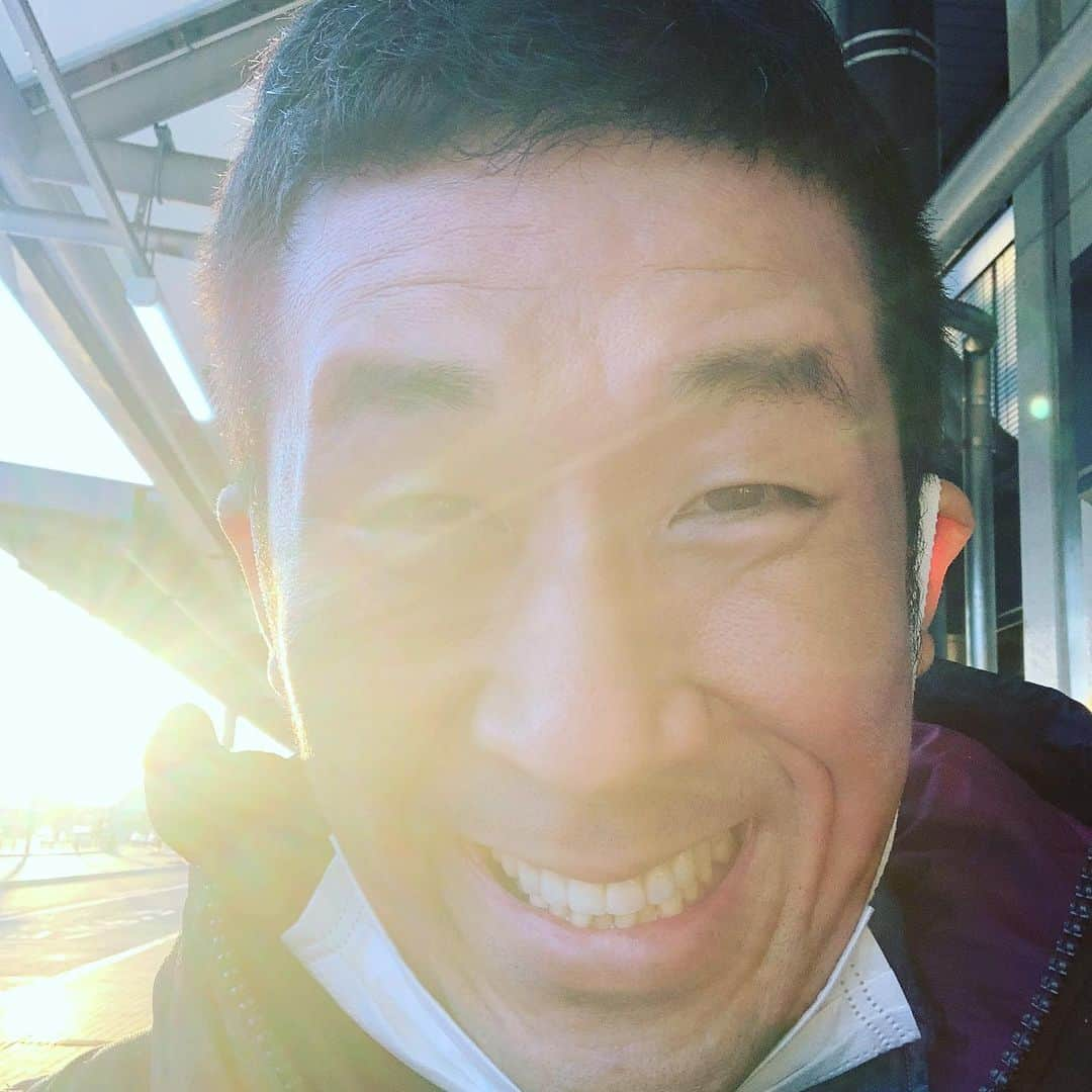 田村裕さんのインスタグラム写真 - (田村裕Instagram)「朝焼かれとるがな！！  #朝 #朝焼け #伊丹空港 #修学旅行生おるね #麒麟田村 #タムラ433 #TAMURA #パワースマイル  #エネルギースポット」12月5日 7時50分 - hiroshi9393