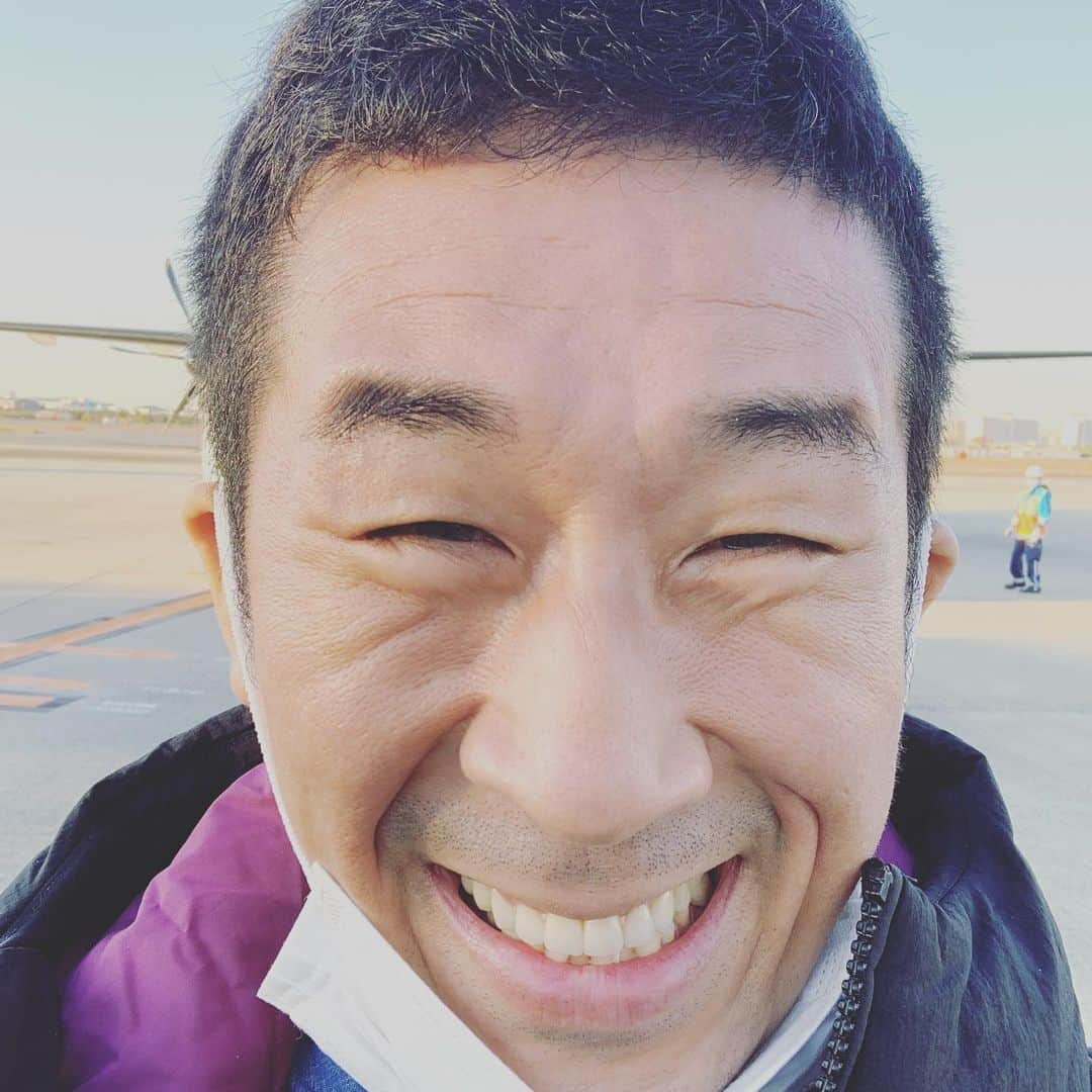 田村裕さんのインスタグラム写真 - (田村裕Instagram)「今日の飛行機はこのサイズかぁ〜。  飛ぶで！飛ぶで！飛ぶで！  #プロペラ機 #伊丹空港 #飛ぶ #行き先は #福島 #後ろの女性2人組そこそこ喋りそうなので機内ガラガラやし移動させてください言うたらCAさんめちゃくちゃ嫌そうでなんかすいません #麒麟田村 #タムラ433  #TAMURA #パワースマイル  #エネルギースポット」12月5日 7時54分 - hiroshi9393