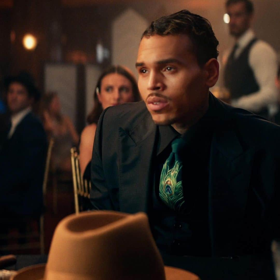 Vevoさんのインスタグラム写真 - (VevoInstagram)「Grab your tickets, this is a whole gangster film! 🎟️ Head to the 1940s with @chrisbrownofficial & @thuggerthugger1 in “City Girls” ⠀⠀⠀⠀⠀⠀⠀⠀⠀ ▶️[Link in bio] #ChrisBrown #YoungThug #CityGirls」12月5日 7時56分 - vevo