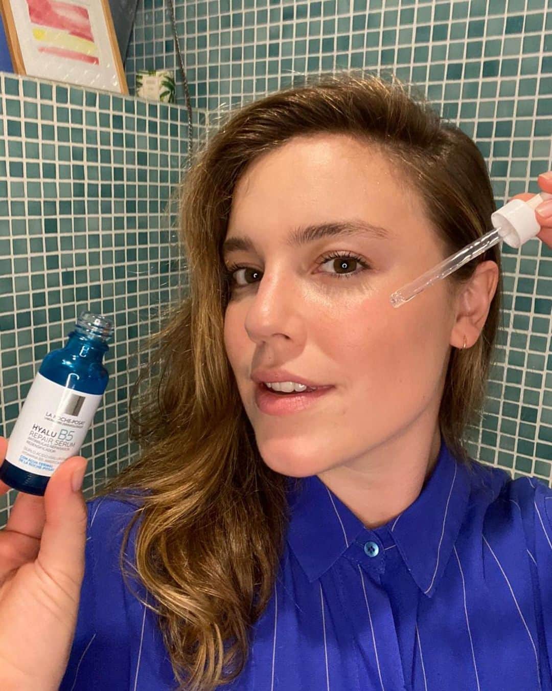 Alice Wegmannのインスタグラム：「cuidar da pele é importante ♥️ e disso todo mundo sabe! recentemente descobri dois produtos muito maravilhosos da @larocheposaybr que tô amando muito: o Salicyli C10 eu uso pela manhã, é um sérum que traz a consistência da Vitamina C e tem uma texturinha leve e fluida que deixa a pele com uma sensação macia e uniforme, e suaviza os poros. o Hyalu b5 eu uso à noite, é um sérum reparador redensificador que recupera a elasticidade e o volume da pele :) consultem sempre suas/seus dermatologistas! 🪢💧#HyaluB5RepairSerum #SalicyliC10 #MeusSerunsLaRochePosay @epocacosmeticos #publicidade」