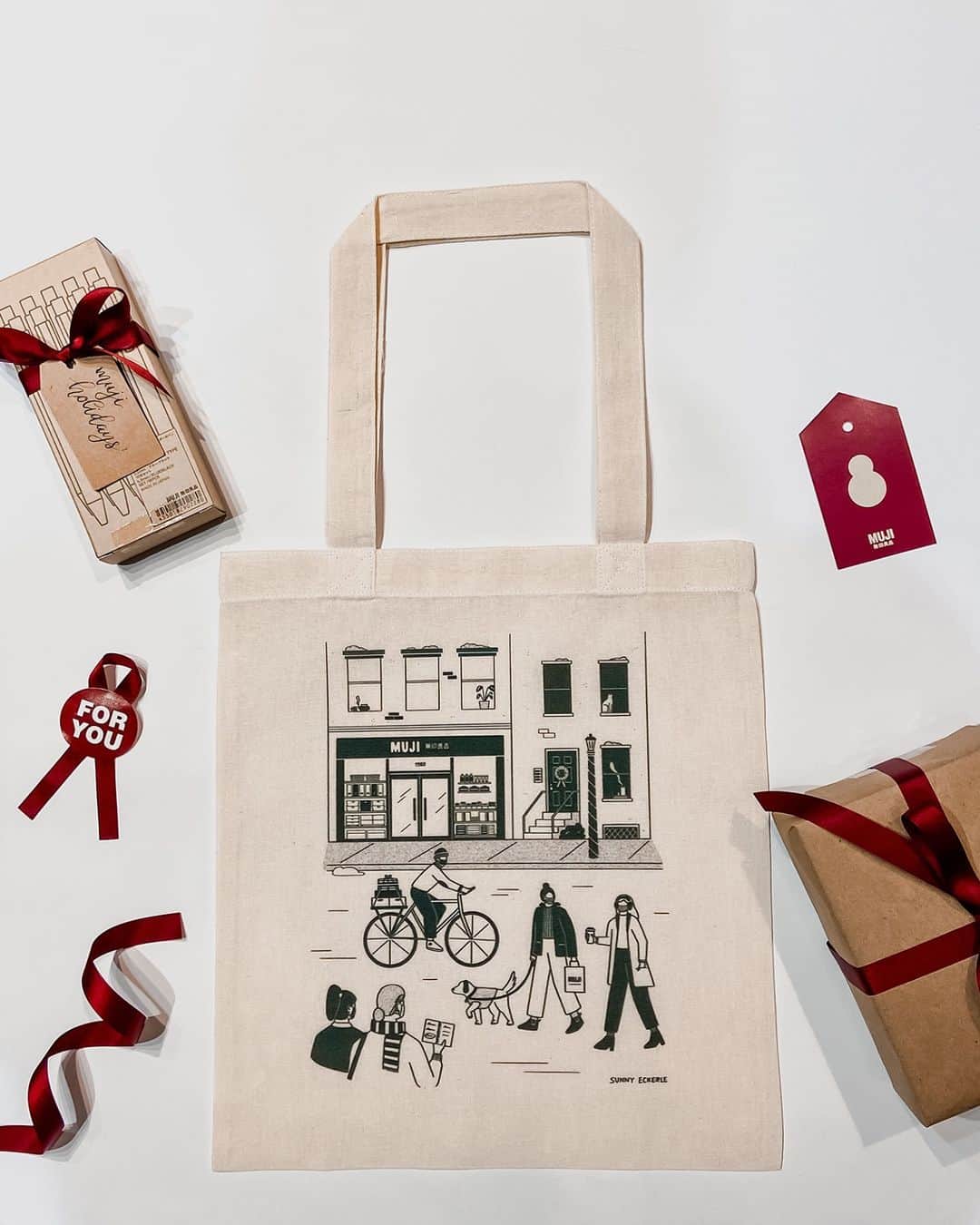 MUJI USAさんのインスタグラム写真 - (MUJI USAInstagram)「A very merry MUJI holiday, from us to you.   With all purchases over $50 in stores and online, receive a limited edition MUJI holiday My Bag featuring a festive illustration from the talented @sunnyeckerle.  #muji #mujiusa #mujiholidays *Until supplies last.」12月5日 8時04分 - mujiusa