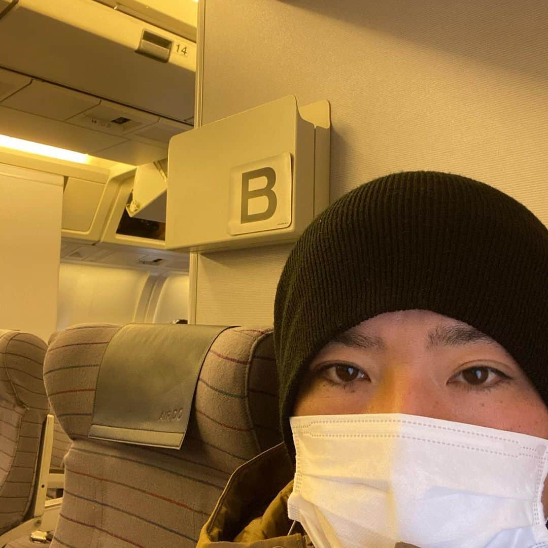 江口祐司のインスタグラム：「1年ぶりに飛行機乗るな〜✈️  行き先でもコロナ感染予防をしっかりして過ごしたいですな‼️では🤚🏻  #飛行機  #空の旅  #久しぶり  #羽田空港」