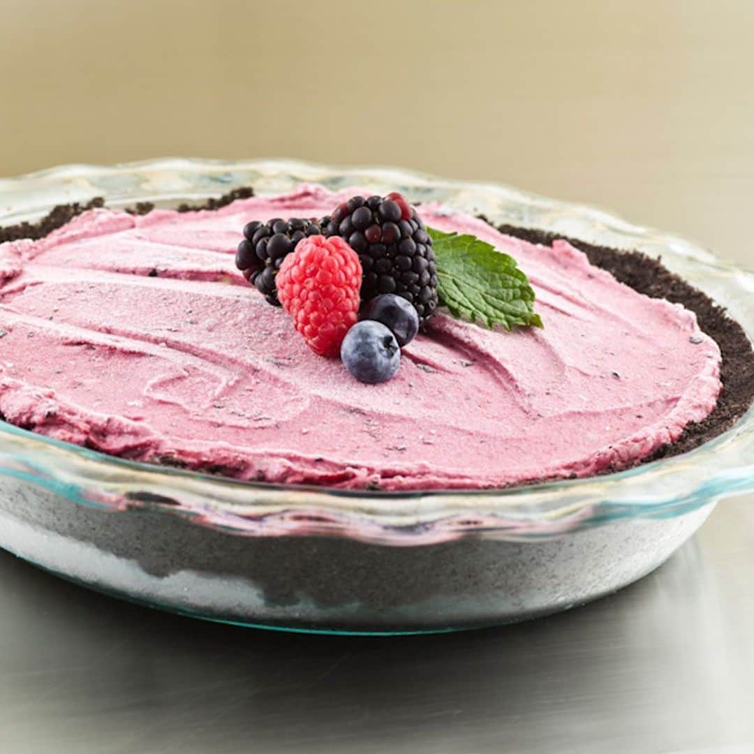 Yonanasのインスタグラム：「Go Yonanas this holiday season...but make it fancy! 💕 This Mixed Berry Yonanas Pie with Chocolate Cookie Crust looks impressive, but is super simple to make. Plus, this dessert has a healthy hidden secret: the filling is 100% fruit! ⠀ ⠀ Think outside of the bowl & click the link in our profile for the recipe.」