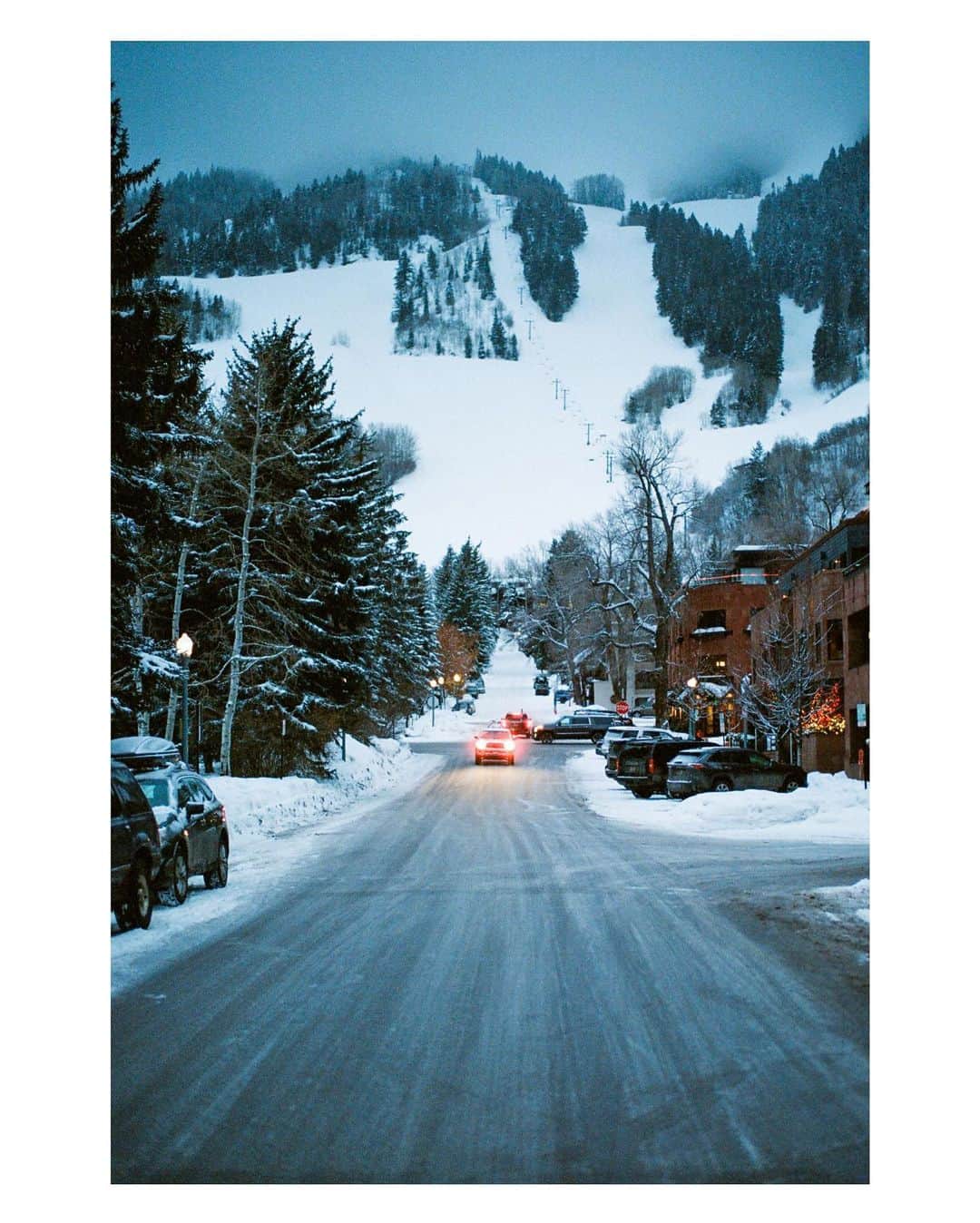 Pete Halvorsenのインスタグラム：「“I’m talking about a little place called Aspen.”   I just found a roll of film that I hadn’t developed. It was from my January trip to Aspen. The world sure has changed in these 11 months…I remember talking to a woman on my flight home to LA. She told me she heard an entire Cruise line was being held as that new Corona Virus had apparently made it’s way onboard. Sure didn’t imagine what was going to follow in the next 11 months.   1. My PoliSci professor always used to say “Middle of the road is a hell of a place to drive.” 2. - 4 @natalieoffduty + @dylanasuarez putting in the work for @aetherapparel #LeicaXAether 5 - 7. Land-E-Scape 8. Aspen even has good views from the backseat 9. @pinecreekcookhouse is a must when in Aspen 10. A place where the beer flows like wine and it’s said Hunter S Thompson would dine...I’m talking about a little place called Aspen. . Leica M7 / Kodak Gold 200」