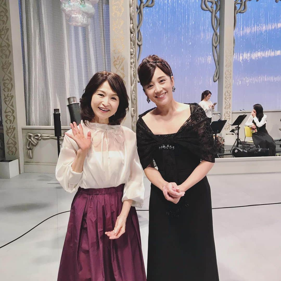 西田ひかるさんのインスタグラム写真 - (西田ひかるInstagram)「.  BS朝日「人生、歌がある」  番組で出演者の方々と衣装の色が重なる時は、なぜか見事に重なってしまいます💦  渡辺真知子さん、 辛島美登里さんと見事にオールブラックスになってしまいましたが、快よく受け止めてくださり、3人で記念撮影！  辛島美登里さんは昔からからステージなどでご一緒する機会も多く、19歳の時のアルバムに「ともだちになりたい」という曲を提供していただきました。  懐かしい再会、そして久しぶりに🎄名曲「サイレントイブ」を聴く事ができて嬉しいです。  #bs朝日 #人生歌がある#橋幸夫 #五木ひろし #渡辺真知子 #中村美律子#天童よしみ#香西かおり #辛島美登里#竹島宏 #ベイビーブー#中澤卓也 #西田ひかる」12月5日 8時11分 - hikaru_nishida.official