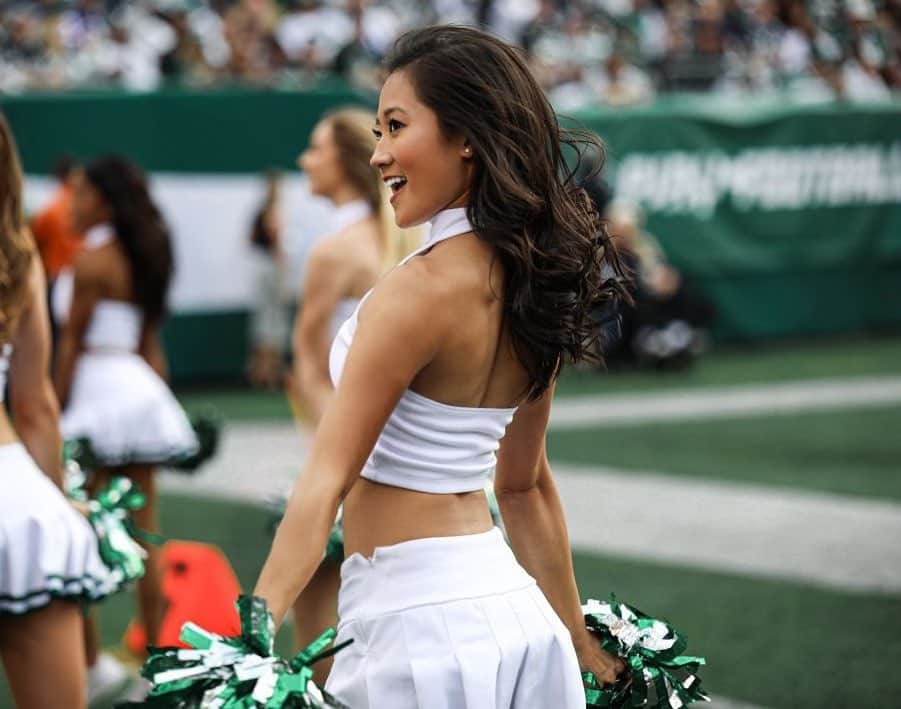 Jets Flight Crewのインスタグラム：「Who’s got that Friday feeling? 👀 #takeflight #jetsflightcrew」