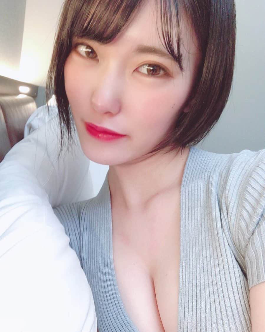 東条蒼のインスタグラム：「＊ ・ ・ ・ おはようございます🤗 ・ ・ 毎朝寒くてお布団からでられない東条です、、 ・ ・ もぅ12月。 ・ 早いな。2020。 ・ 今年はなかなかみなさんと会う機会がなかったので、6日のSODLANDは、今年会える最後のイベントかと思います！ ・ そしてそして、28日には、ちはるんとレフカダから配信があります！ (内容は未定) これがわたしの、今年最後のお仕事！ ・ 今年はオンラインのイベント、共演、メレンゲ等、ちはるんと一緒にいる時間がとても長かったです。 ・ 締めがちはるんでとても嬉しい☺️ ・ ・ 28日、年末で忙しい方いらっしゃると思いますが、おそらくアーカイブも残せると思いますので、ぜひ、今年最後のご挨拶をさせてください！ 詳細でたらまた報告します💫 ・ ・ ではではー ・ ・ ・  #撮影会#東条蒼 #クルーズグループ #セクシー女優 #av女優 #メガネ女子 #黒髪 #ショートヘア #あおたん　#teamメレンゲ #followｍe #following #japan #girl #photooftheday #tagsforlikes #instalike  #台湾 #香港 #粉我 #拍照 #照片 #人像攝影」