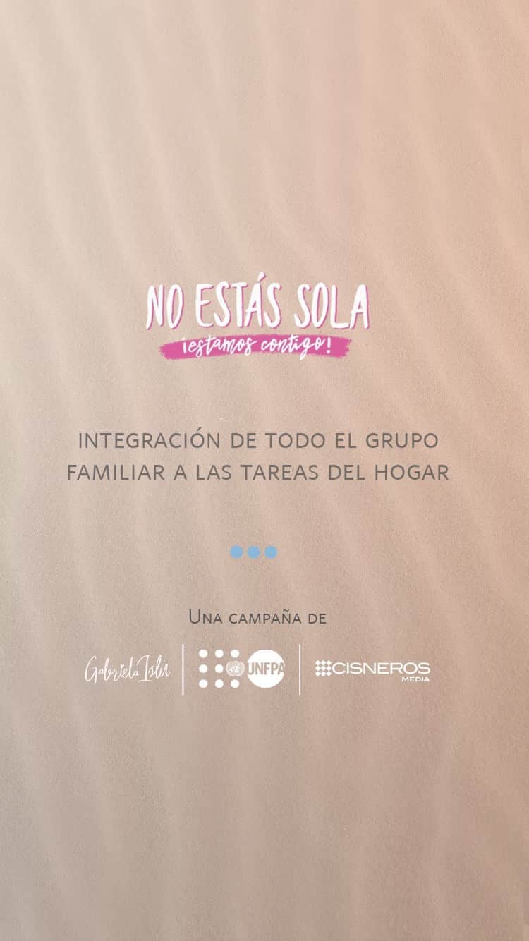 María Gabriela Isler Moralesのインスタグラム：「En las sociedades patriarcales es común que a las mujeres 👩🏽‍🦱 se les “adjudique culturalmente” la completa responsabilidad de las tareas relacionadas con el cuidado de la familia 👥, la crianza de los hijos 👶🏼 y la gestión del hogar 🛋.   Cocinar, lavar, limpiar 🧹, y atender a todos los que viven en casa, no es una labor exclusiva de un género ❌. Esa costumbre de sobrecargar a las mujeres con todo el esfuerzo que eso amerita 🧺, aumenta los niveles generales de cansancio y estrés 🥴.   Un núcleo familiar que no está en equilibro 🧘🏻‍♀️, en el que las cargas no son compartidas, donde no hay corresponsabilidad, apoyo o colaboración 🤝, puede propiciar acciones violentas que vulneren los derechos de las mujeres 👀.   ¡Pide ayuda, no estás sola!   ———————————————-  🟠 Si tú o alguien que conozcas está pasando por una situación de violencia basada en género, recuerda que puedes pedir ayuda ¡No estás sola! @unfpa_venezuela   Para apoyo especializado, puedes contactar los siguientes números:  • Táchira: 0412-3052971 y 0424-7120953 • Zulia: 0412-6643804 • Bolívar: 0412-8782826 y 0412-1850266 • Apure: 0426-4509229 y 0412-1243147 • Miranda y Distrito Capital: 0412-2273712  #CuarentenaNoEsSilencio #NoEstásSola #UNFPAEnAcción #ImpactoSocialCisneros #GabrielaIsler #PintaElMundodeNaranja #GeneraciónIgualdad #16Días  Diseño y concepto creativo: @gabrielailustra  Animación y edición: @miquelena_」