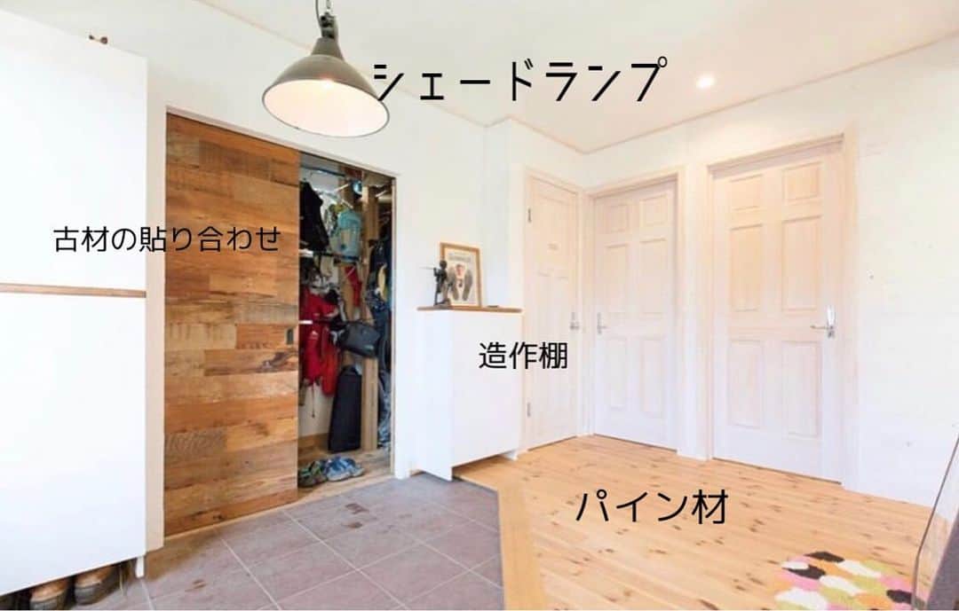 スターホームさんのインスタグラム写真 - (スターホームInstagram)「#パイン材 の床と白の壁が暖かい印象の玄関。個性的な玄関収納のドアは古材を張り合わせたオリジナル。大容量だからアウトドアのグッズもしまい放題です。  #スターホーム #玄関 #湘南で家づくり #葉山 #逗子 #一戸建て #新築一戸建て #収納上手」12月5日 8時22分 - star_home_hayama