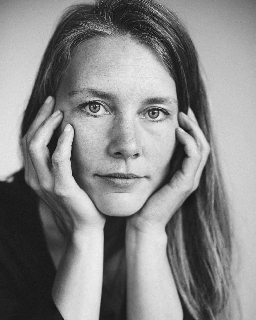 チェルシー・ルーズのインスタグラム：「A gentle reminder to you, lady 🧡  Climbing is such a special sport with a special community. Embrace it fully.   Don’t let the potential of a lifelong friendship pass you by because you’re afraid of not being ‘strong enough.’   Don’t feel like you need to do anything OTHER than what you WANT to do in order to please someone else or keep up.   If the guys, or the other gals, judge you - let them. Honestly their opinion doesn’t matter and then you know that those are not your people. There are better people in this community. Trust me.   Don’t be afraid to take up the space - because dear sister, you are so needed here.  Embrace the learning process of climbing - it can seem intimidating and can leave you feeling ‘stupid,’ but remember sister, we have ALL been right where you are. It’s ok to laugh at yourself if you need a gentle reminder to not take it too seriously. I’ve found that helps.   Trust your intuition - ask all the questions you feel you need to - when it comes to choosing a climbing partner, regardless of sexual orientation. Seriously, trust that intuition, it’s wiser than you may realize.   You deserve to be here. YOU DESERVE TO BE HERE. Say it to yourself.   If you truly love it then keep showing up - even after a bad day - even if someone said something negative about you - even if you’ve been stuck on a plateau - even if you’re afraid - even if ____________. There are humans in this community who want to help you. Find them, say hello, and foster that relationship.   Sister, you are needed here. I hope you stay.  @francoislebeau photo」