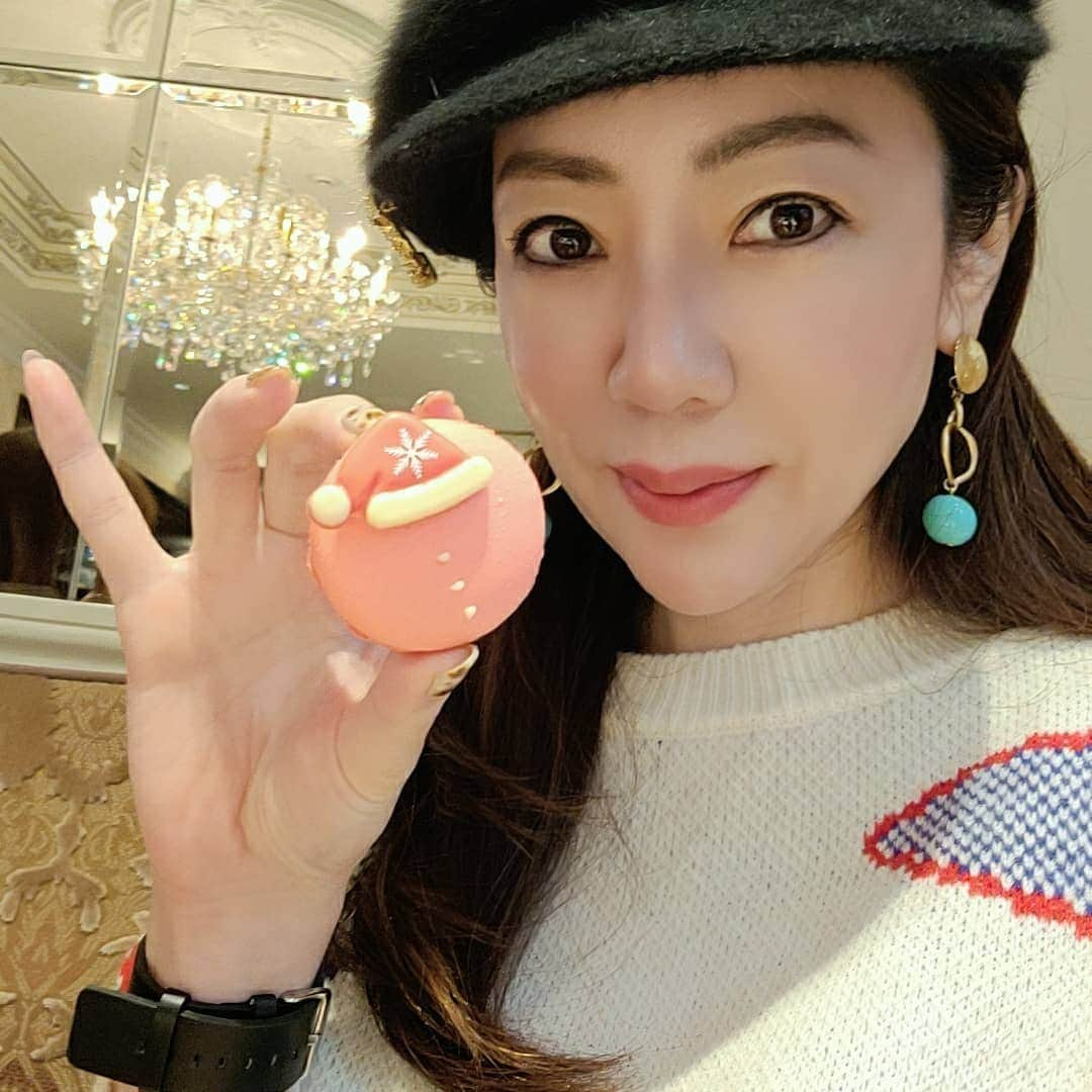 今堀恵理さんのインスタグラム写真 - (今堀恵理Instagram)「心斎橋サロン・ド・モンシェール本店の12月20日までの『🎄クリスマスアフタヌーンティーセット』 を  @izumi.hakamata ちゃん @migram370919　ちゃん  と予約して食べに行って来ました✨  とにかく可愛いの❤ そしてケーキももちろん美味しいよ  【内容は】 サーモンのカナッペ キッシュ ミニ堂島ロール ショコラ サンタのマカロン バウムクーヘン ツリータルト　 バニラムース  フランボワーズムース　など  お値段は飲み物付きで3200円🍓  キュートな苺パフェ、毎回食べるリピートメニューのたまごサンド、も食べました。 これも好き💗  毎回行くのが楽しみなお店だよ～✴️ クリスマスケーキも美味しそうだから注文しに行こうと思ってます  サロンの雰囲気もお姫様気分になれる女子力アップのお店です  私の時計コーデは  @nomonday_jp 　の四角で格好いいタイプ クーポンコード　『eriimkx15』 使用で10パーセントオフになります。クリスマスプレゼントにもいいよ➰🎁  #モンシェール心斎橋本店 #クリスマスアフタヌーンティー #サロンドモンシェール #堂島ロール #nomonday #ノーマンデー #腕時計 #時計 #手元倶楽部」12月5日 8時36分 - eriimahori