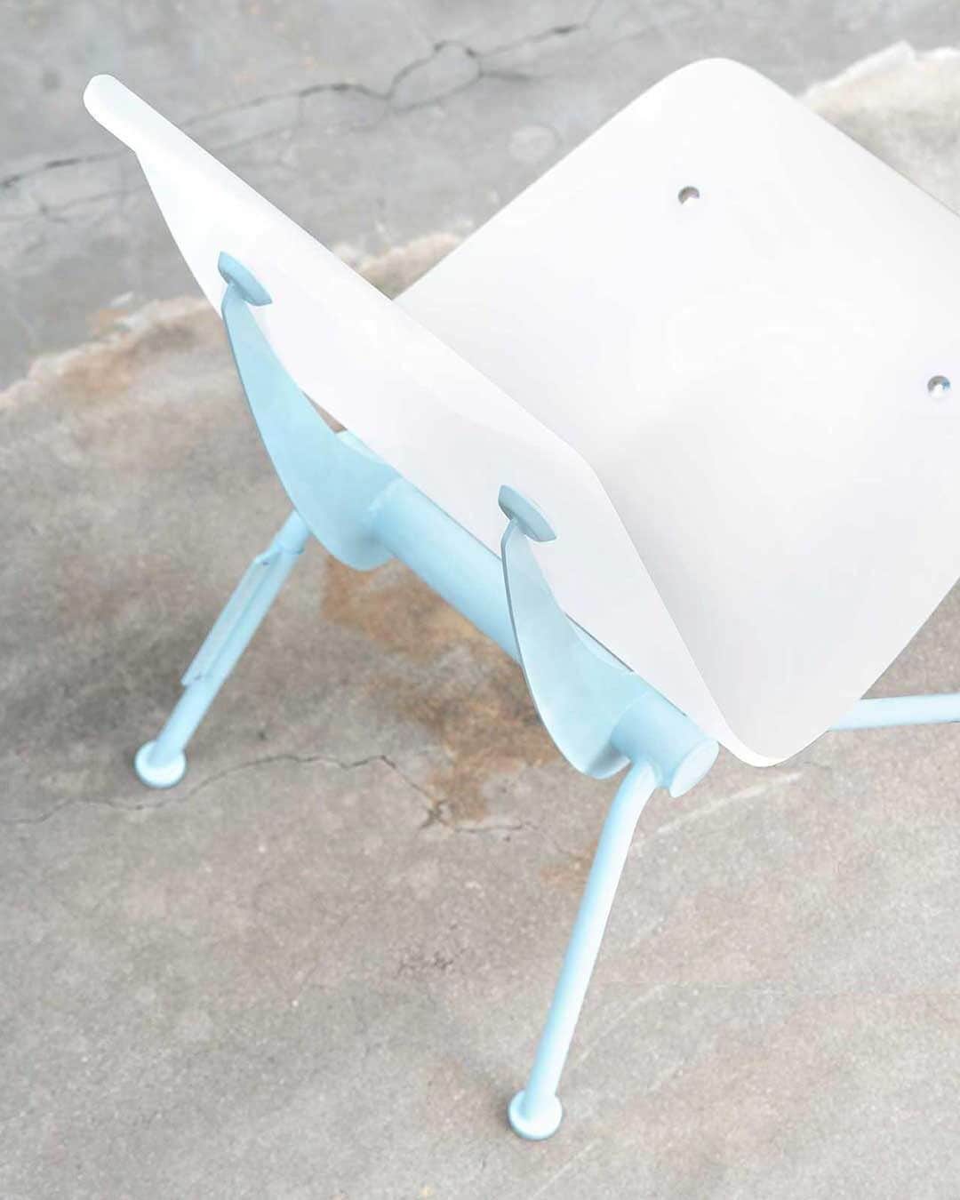 Design Milkさんのインスタグラム写真 - (Design MilkInstagram)「Two renowned #design icons, @virgilabloh and @vitra, teamed up to create a limited edition baby blue collection at the convergence of art + design. Don't sleep on it - these products are only available at @basic.space through Dec. 7th! \\\ More info at the link in bio. 🔗  📸: @shelbycooperphotography」12月5日 8時29分 - designmilk