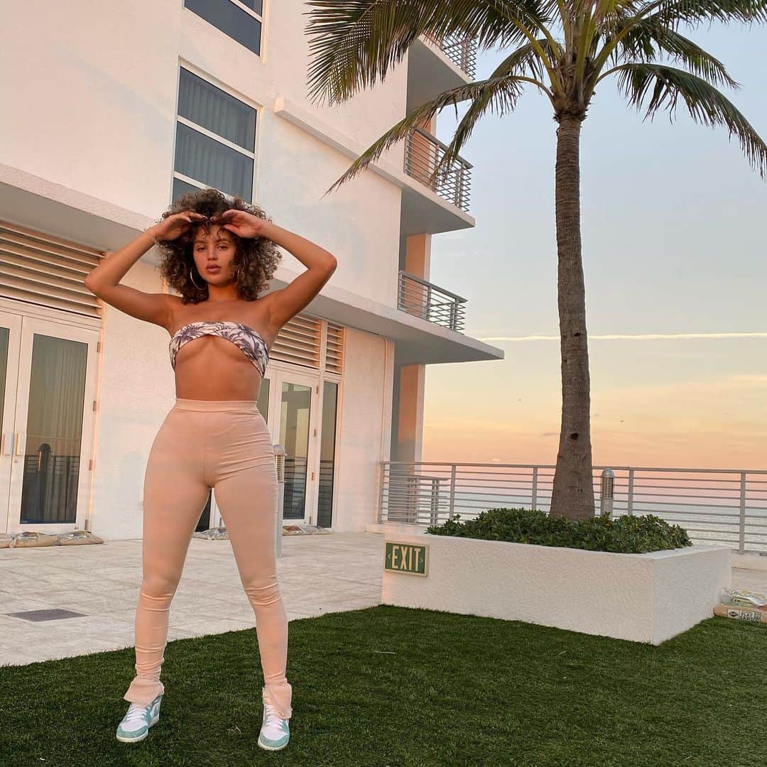 Val Mercadoのインスタグラム：「I said be my peace when I should’ve said come healed. 💖@fashionnova fashionnovapartner」