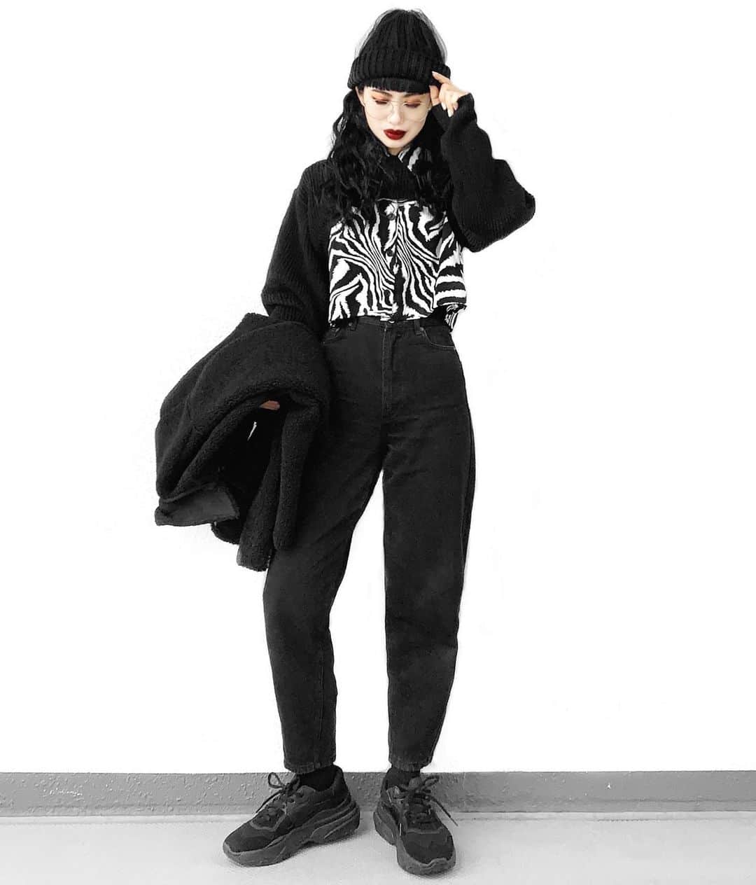 lve_xxxxのインスタグラム：「.﻿ .﻿ ﾚｲﾔｰﾄﾞﾆｯﾄの着回し力半端ない👏﻿ そして大のお気に入り🖤﻿ ﻿ @lveu.official ﻿ 新作撮影行ってきます📸﻿ ﻿ ﻿ ｺｰﾃﾞｱｲﾃﾑ詳細は﻿ WEARをご覧くださいませ。﻿ ﻿ WEAR ： lvexxxx ﻿ 💻 https://wear.jp/sp/lvexxxx/﻿ ﻿ －－－－－－－－－－－－－－－－－－﻿ ﻿ 📢ｺﾒﾝﾄ頂ける際は、﻿ 最新投稿にお願い致します。﻿ ﻿ 過去投稿に頂いた際、気がつかない事もあり﻿ お返事致しかねる場合が御座います🙇‍♀ ️﻿ ﻿」