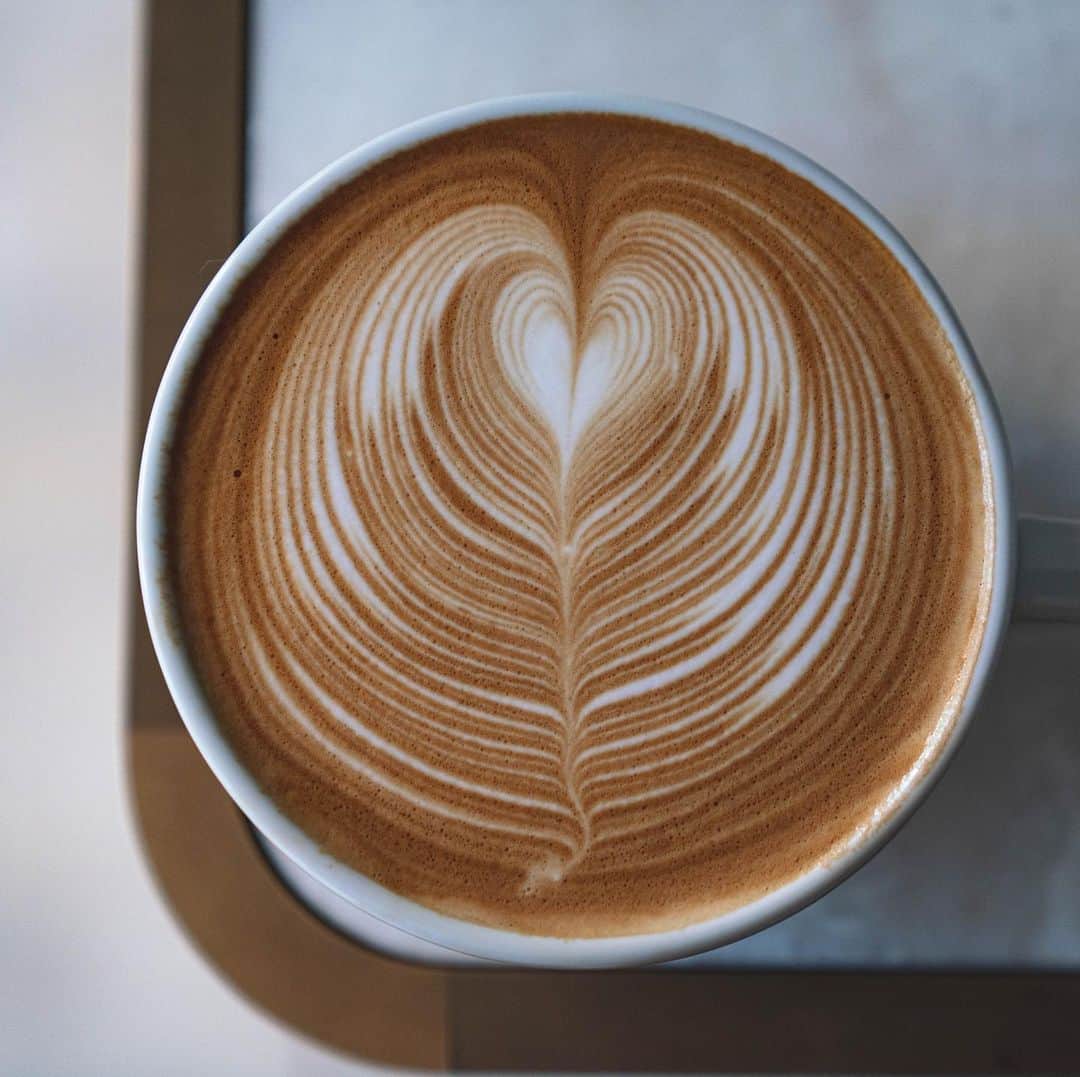山口淳一のインスタグラム：「Good morning. — #japan #kyoto #here #coffee #herekyoto #canele #latte #latteart #art #cafe #slayer #espresso #roasting #glass #日本 #京都 #コーヒー #カヌレ #ココカヌレ #ラテ #ラテアート #アート #スレイヤー #エスプレッソ #焙煎 #バリスタ #グラス #おうちでココカヌレ #お取り寄せ #お取り寄せスイーツ」