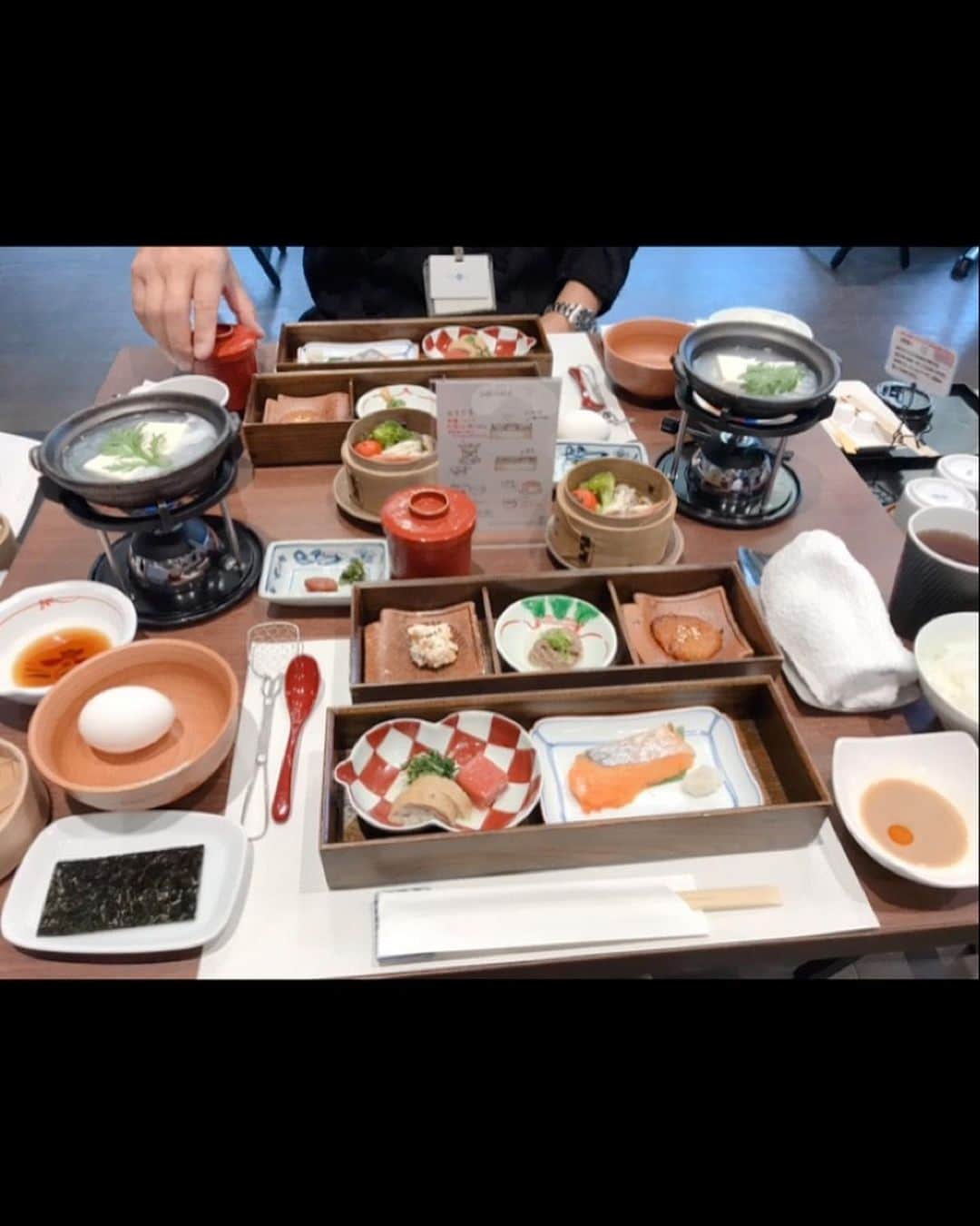 ∞maki∞??????さんのインスタグラム写真 - (∞maki∞??????Instagram)「2020.12.5 デコ♡フワ♡ピノ♡サラ♡オミ♡ツム♡ ・ ・ ・ おはようございます☀ ・ ・ ・ ・ 広いドッグラン みんなで楽しそうにランラン🥰💓 ・ ツムも初めてとは思えない走りっぷり👏😆💕 ・ ・ ・ ロケーションも最高だし 朝食も美味しかった〜😋👍✨ ・ ・ ・ ・ ・ 皆さま今日も素敵な1日を〜😌✨ ・ ・ ・ ・ ※コメント返しゆっくりになります🙏 ・ #鳥取#大山#狗賓#旅行記 #デラックスツイン#動画#Movie #dog#Chihuahua#Chihuahualove#Chihuahualife#instaChihuahua#IGersJP#all_dog_japan#happy#cute#love#犬#愛犬#イヌスタグラム#ちわすたぐらむ#チワワ#ロングコートチワワ#多頭飼い#可愛い#癒し#幸せ#おはよう#Goodmorning#ﾃﾞｺﾌﾜﾋﾟﾉｻﾗｵﾐﾂﾑ」12月5日 8時38分 - maki_dfpso