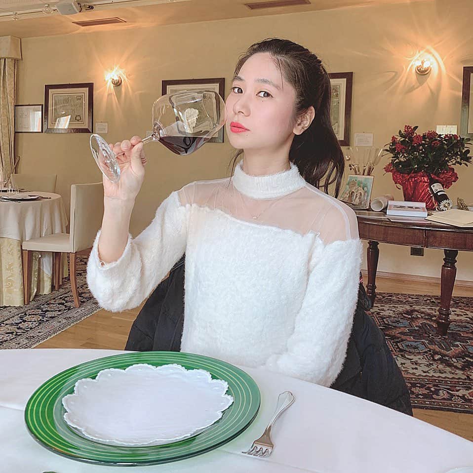 高瀬友規奈さんのインスタグラム写真 - (高瀬友規奈Instagram)「How luxury it is to have lunch after winery touring🍷 ・ ・ ・ ワイナリーでたくさんの歴史とお話を聞いた後の至福ランチ。 #tb#italy#barolo」12月5日 8時41分 - yukina_731