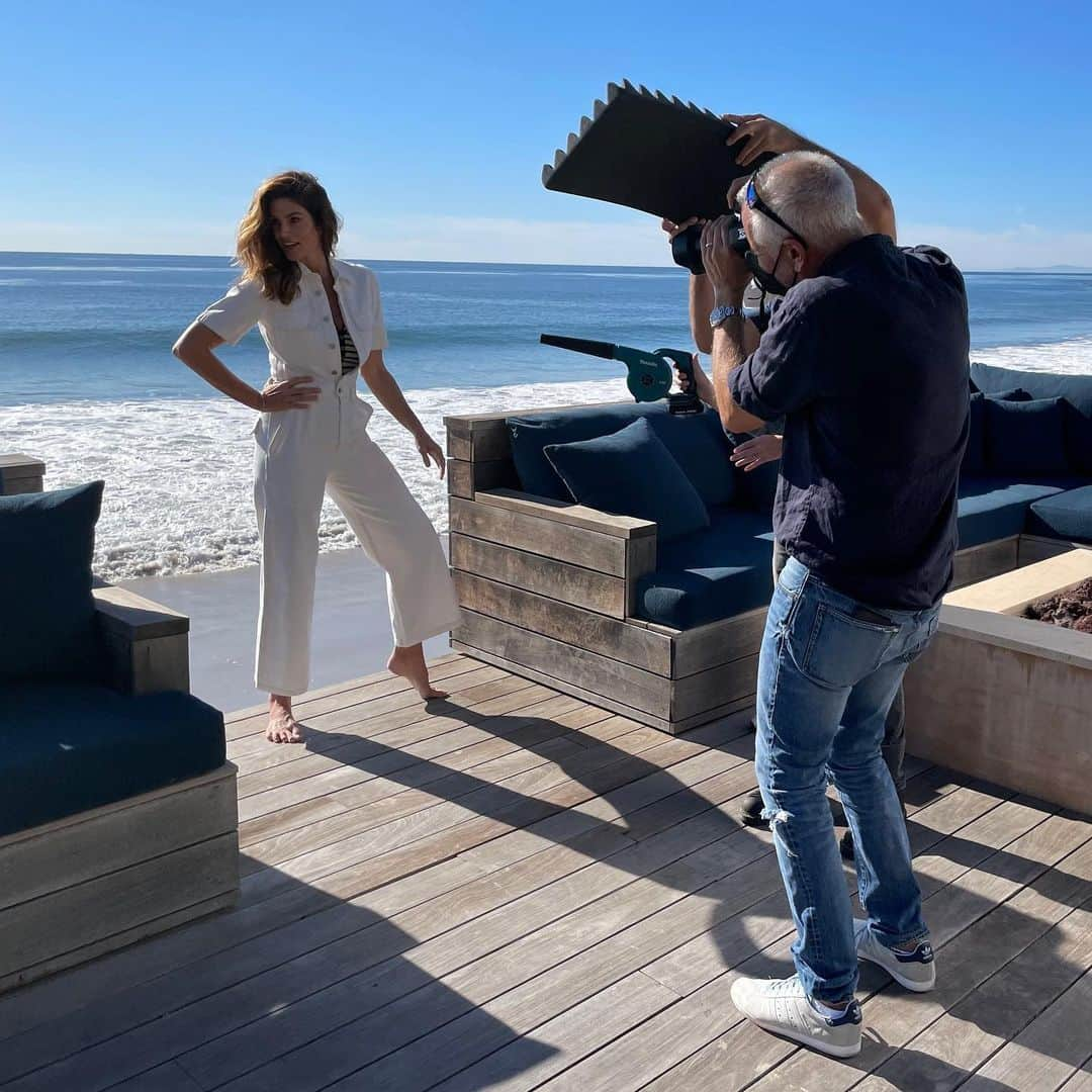 シンディ・クロフォードさんのインスタグラム写真 - (シンディ・クロフォードInstagram)「Working from home today with @montezinos_photography!」12月5日 8時43分 - cindycrawford