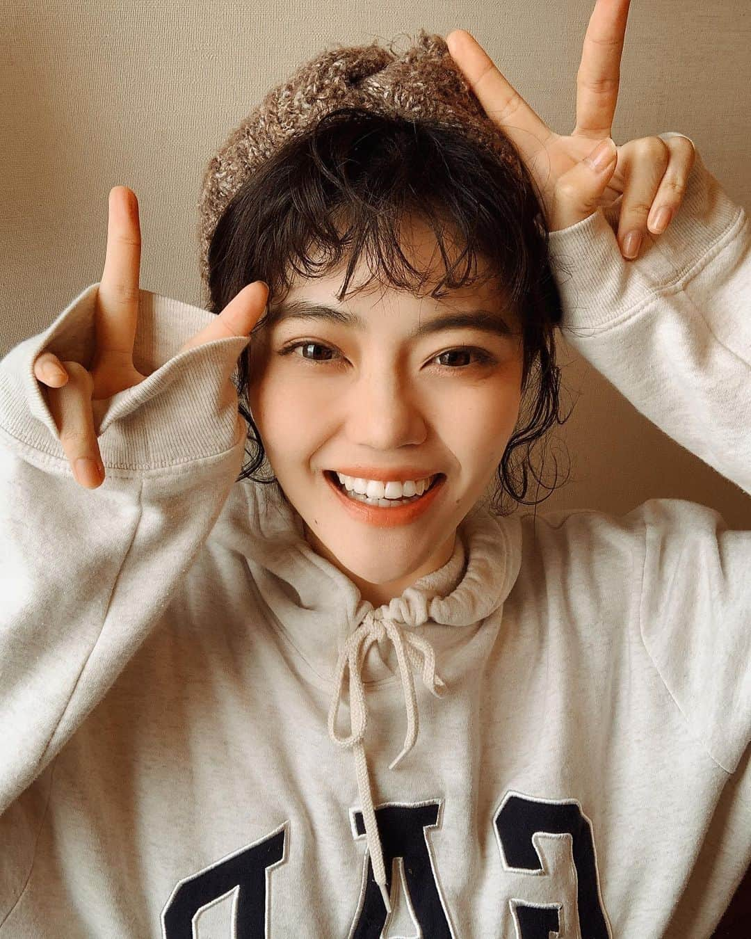 追田菜々花のインスタグラム：「🏆グランプリ投票🏆 今日と明日で終わりっ！！！ あと２日間😖 私のわがままにお付き合いしていただけたら嬉しいです😖💫  ここまで本当に色んな方に「おいポチ」を広めてもらって、投票してもらって、また広めてもらって…！！！ こんなにも私に協力していただけることは、もう人生の中で無いんじゃないかっていうくらい皆さんに助けていただきました（ ; ; ）🙏🏻  あと少し！！あと少しだけ！！！ 「おいポチ」お待ちしてます🏆💫 グランプリに届け〜〜〜〜 スワイプして▶︎▶︎▶︎  #ミスキャンパス #ミスキャンパス立命館 #立命館大学 #ミスコン #ミスコレ #ミスコンファイナリスト #ミスコン2020 #ミスコンテスト #投票 #ミスキャン #おいポチ #おいちゃんず #追田菜々花 #スポーツ健康科学部 #エントリーナンバー1 #ショートカット #ショートヘア #ショートボブ #ショート女子#ボブヘアー #ボブヘアアレンジ #パーカーコーデ #パーカー女子 #gap #ピース #クルクル #パーマ風 #女子大生 #女子大生コーデ #大学生コーデ」