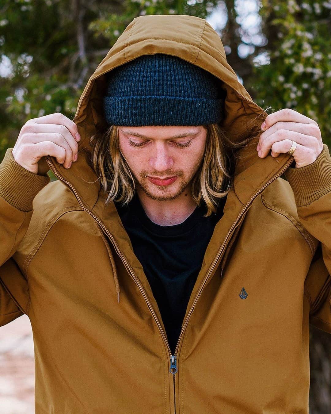 ボルコムのインスタグラム：「The Hernan 5K jacket is one of @alecmajerus' 'Seasonal Selects'! ❄️ Get one for yourself or a friend! 👉  vol.cm/jackets 👈」