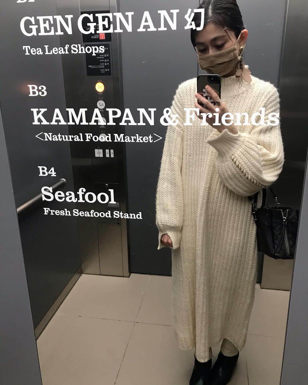 木野園子のインスタグラム：「先週末はこのニットワンピ1枚うろうろ出来たのに何だか今週はアウターがないと寒そう☃️12月ですね🎄🎄今季お気に入りのLAYMEE @laymee_official のニットワンピ🤍そうそうLAYMEEのルックブックは今回でなんと刊行50号✨デザイナーの沙織 @laymeesao とはプライベートでもずっと仲良くさせてもらっていて1号から知ってると思うと何だか感慨深い。たくさんの豪華ゲストが出ている今回のルックブック見入ってしまいました🦙」