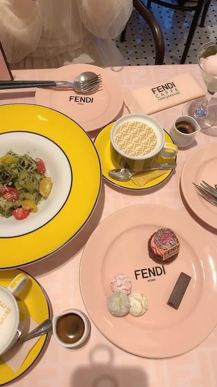 のインスタグラム：「可愛すぎたFENDIカフェ💓  @anniversaire_cafe で 12月27日までの期間限定やよ🌟  #fendi#フェンディ#フェンディカフェ#fendiカフェ#アニヴェルセル #アニヴェルセル表参道#アニヴェルセルカフェ #表参道カフェ#東京カフェ#期間限定#コラボカフェ」