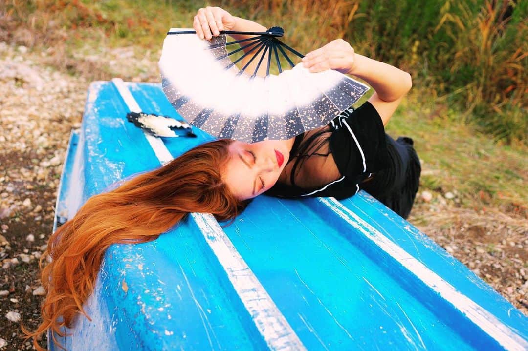 のインスタグラム：「幼稚園生の頃から基本ロングヘア。坊主って楽なんだろうなー、、と、羨ましくなる時もアリ。  まあ。 しませんけどね🙉✨  Photoshoot by @cutie_style_bg  ﻿ ﻿ #ocean #color #dancer #choreographer #japanesedancer #photoart  #fanceart #fashion #model #日本舞踊 #古武術 #performer  #モノトーン」