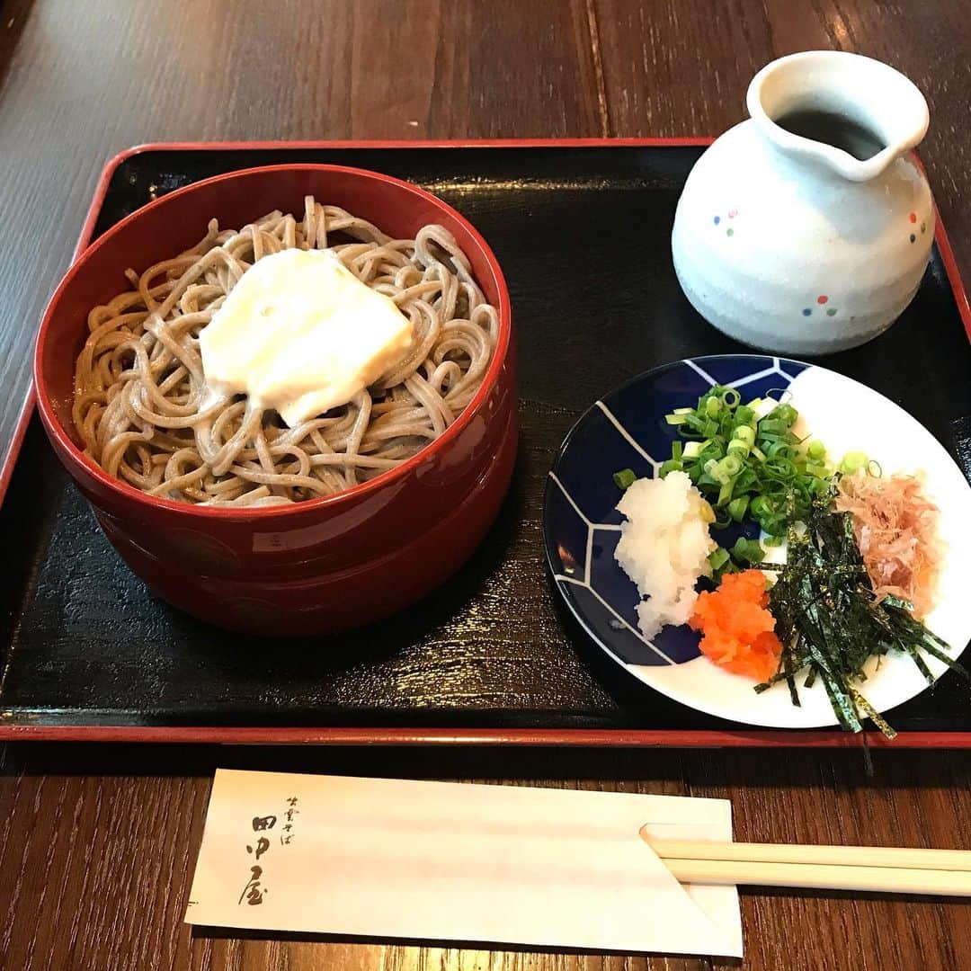 のインスタグラム：「出雲初日のお昼とお夕飯  出雲蕎麦絶対いただきたかった❣️ 出雲大社の前にお店を構えていらっしゃる田中屋さんの○○スペシャル🤫 濃厚な湯葉乗せ 暖かいかけ蕎麦 いただき方は地元の有名人の方に教わり美味しくいただきました❣️  dinnerは2ndというイタリアンで🍾🥂🍴 大変美味しく、地のものと採れたて自家栽培のお野菜を使ったお料理でした❣️ 完食🥰  よく歩き、よく食べ、充実した一日でした💕💕  #出雲大社 #そば処田中屋 #2nd」