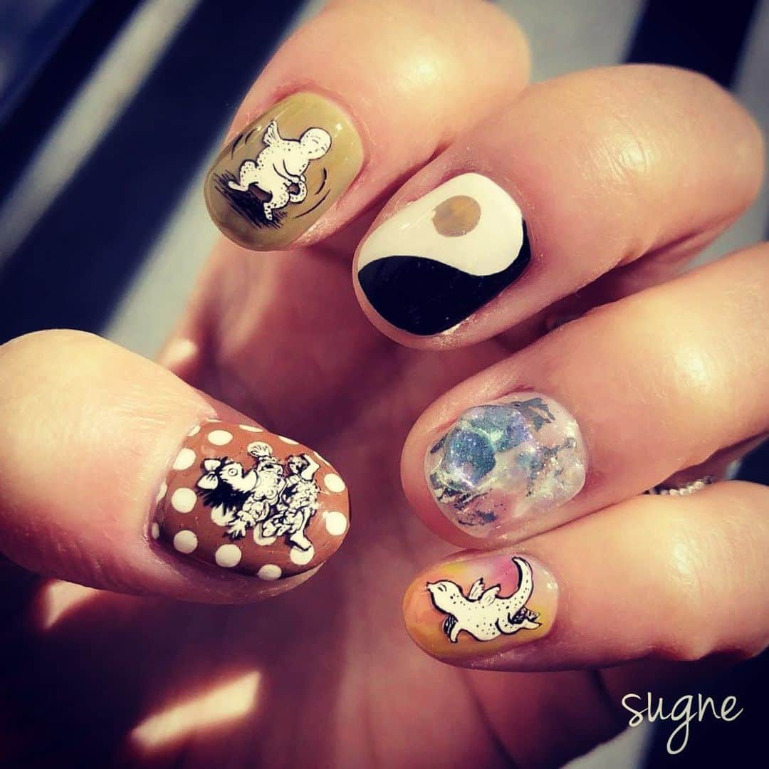 ネイル アイ サロン スグネのインスタグラム：「Hand drawn illustration  @___the_nail___  @sugnechihiro  @ono_nail_   #手描きネイル #sugne #nail  #nailart #ネイル #ネイルデザイン #カジュアルネイル #ショートネイル #ネイル #ニュアンスネイル #ニュアンスアート #大人っぽいネイル #高田馬場ネイル #高田馬場 #네일 #네일스타그램」