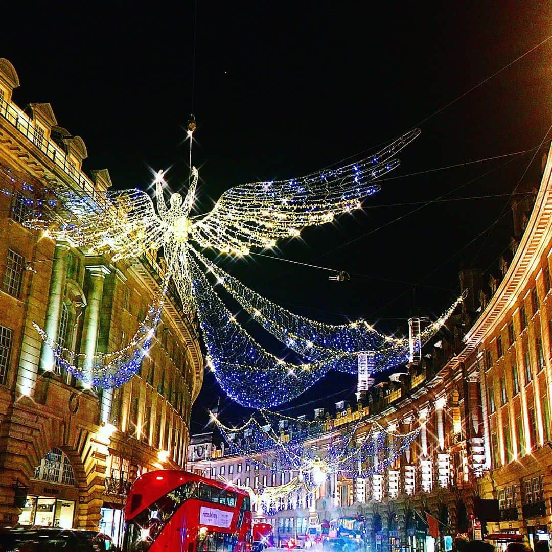 渡辺枝里子さんのインスタグラム写真 - (渡辺枝里子Instagram)「【Regent StreetのX’mas🎄🇬🇧✨】  📍Regent Street  リージェントストリートは今年も華やか🎄✨ 重厚な建造物が描くこのカーブも好き。  色んなことがあった2020年だけど、空に舞う天使を見上げていると、何だか夢がすべて叶うような、そんな気がしてくる😌✨  ロックダウンがあけたロンドンの街は、光と共に元気になってきました😌  Christmas lights in the Regent Street is wonderful✨  I think 2020 was an incredibly difficult year for everyone but Christmas lights filled me with happiness at the end of the year.  So I’ll share two photos on Instagram.  I wish your happiness from my heart😌  * * * * * #london #uk #regentstreet #londonphoto #londonphotography #christmas #illumination #christmaslights  #angel #londondiaries #londonlife #piccadillycircus  #ロンドン　#イギリス　#リージェントストリート #ピカデリーサーカス 　#クリスマス　#イルミネーション　#ロンドンライフ　#海外　#海外生活　#クリスマスイルミネーション　#渡辺枝里子」12月5日 9時04分 - eriko_watanabe_21