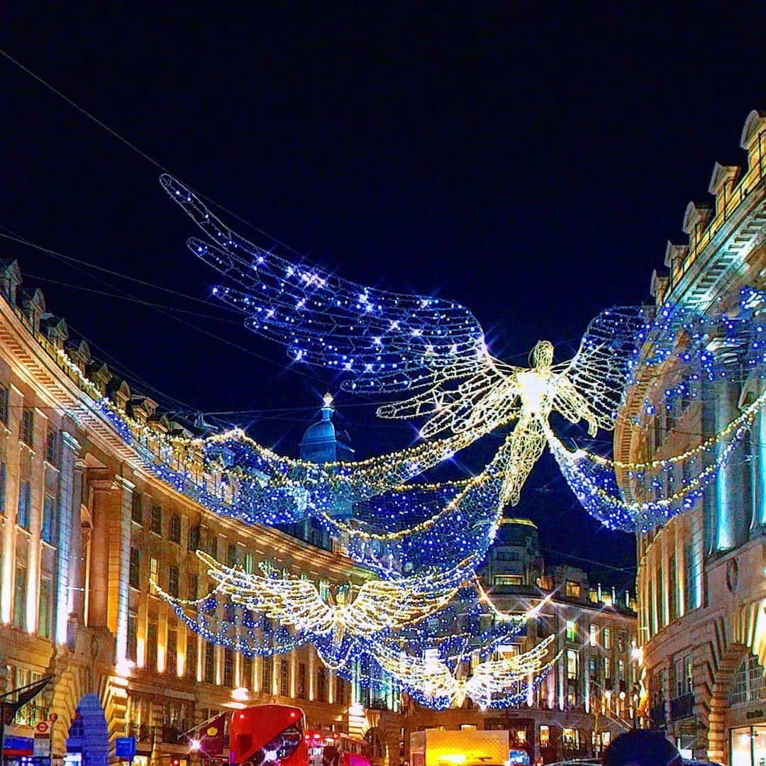 渡辺枝里子さんのインスタグラム写真 - (渡辺枝里子Instagram)「【Regent StreetのX’mas🎄🇬🇧✨】  📍Regent Street  リージェントストリートは今年も華やか🎄✨ 重厚な建造物が描くこのカーブも好き。  色んなことがあった2020年だけど、空に舞う天使を見上げていると、何だか夢がすべて叶うような、そんな気がしてくる😌✨  ロックダウンがあけたロンドンの街は、光と共に元気になってきました😌  Christmas lights in the Regent Street is wonderful✨  I think 2020 was an incredibly difficult year for everyone but Christmas lights filled me with happiness at the end of the year.  So I’ll share two photos on Instagram.  I wish your happiness from my heart😌  * * * * * #london #uk #regentstreet #londonphoto #londonphotography #christmas #illumination #christmaslights  #angel #londondiaries #londonlife #piccadillycircus  #ロンドン　#イギリス　#リージェントストリート #ピカデリーサーカス 　#クリスマス　#イルミネーション　#ロンドンライフ　#海外　#海外生活　#クリスマスイルミネーション　#渡辺枝里子」12月5日 9時04分 - eriko_watanabe_21