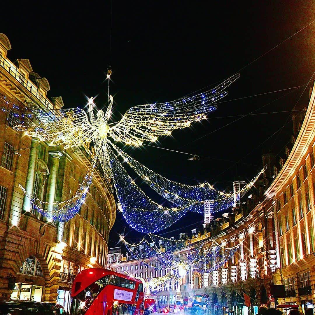 渡辺枝里子のインスタグラム：「【Regent StreetのX’mas🎄🇬🇧✨】  📍Regent Street  リージェントストリートは今年も華やか🎄✨ 重厚な建造物が描くこのカーブも好き。  色んなことがあった2020年だけど、空に舞う天使を見上げていると、何だか夢がすべて叶うような、そんな気がしてくる😌✨  ロックダウンがあけたロンドンの街は、光と共に元気になってきました😌  Christmas lights in the Regent Street is wonderful✨  I think 2020 was an incredibly difficult year for everyone but Christmas lights filled me with happiness at the end of the year.  So I’ll share two photos on Instagram.  I wish your happiness from my heart😌  * * * * * #london #uk #regentstreet #londonphoto #londonphotography #christmas #illumination #christmaslights  #angel #londondiaries #londonlife #piccadillycircus  #ロンドン　#イギリス　#リージェントストリート #ピカデリーサーカス 　#クリスマス　#イルミネーション　#ロンドンライフ　#海外　#海外生活　#クリスマスイルミネーション　#渡辺枝里子」