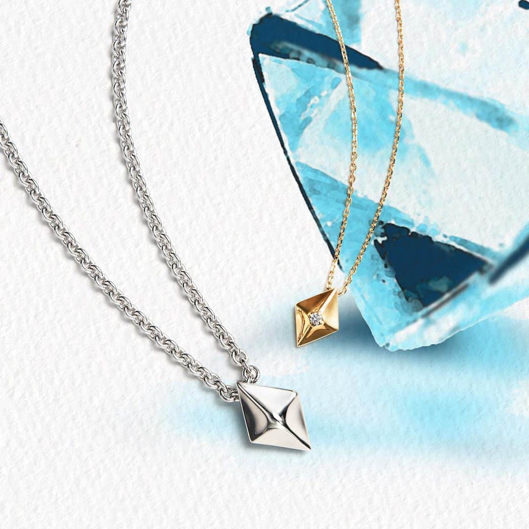 ヴァンドーム青山さんのインスタグラム写真 - (ヴァンドーム青山Instagram)「. 【 WEB限定発売 アンサンブリエ ペアネックレス 】  ダイヤモンドの原石をモチーフにしたペアネックレス "アンサンブリエ"。 研磨されて美しくなっていくダイヤモンドのように、二人で過ごす時間がかけがえのないものになっていきますようにと願いを込めた、クリスマスギフトにもおすすめです。  ※こちらの商品は、オンラインショップのみの取扱いになります。 . #ペアアクセサリー  #ペアジュエリー  #ペアネックレス #necklace #pair #jewelry #ジュエリー #accessory #アクセサリー #gift #present #クリスマスプレゼント  #christmasgift  #記念日プレゼント  #vendomeaoyama  #ヴァンドーム青山」12月5日 9時05分 - vendomeaoyama_official