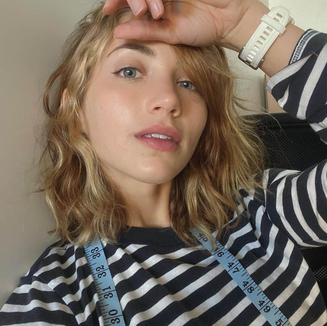 のインスタグラム：「i’m christmas crafting on a time crunch what are y’all up to. also hi been a good minute main feed how’s it」