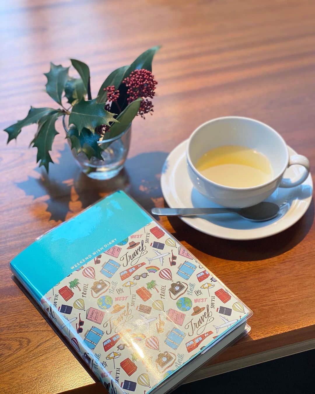 伊藤春香さんのインスタグラム写真 - (伊藤春香Instagram)「#週末野心手帳2021 の﻿ マンスリーページには﻿ 季節のお花情報が書かれています。﻿ ﻿ このコーナーはすべて﻿ 萌ちゃん @moemurakami_ が担当してくれて、﻿ お花に詳しい萌ちゃんだからこそ﻿ みんながイメージしそうなものから﻿ あえてちょっと外した提案をしてくれています。﻿ ﻿ 例えば、12月なら、クリスマスの定番の﻿ 「ヒイラギ」ではなくて「シキミア」。﻿ ﻿ 私は「シキミア」という名前を﻿ この手帳づくりをきっかけに﻿ 初めて知ったのですが、ぐぐってみたら可愛くて。﻿ ﻿ せっかくだから﻿ お花屋さんでシキミア買ってきて、﻿ 手帳と一緒に撮ろう…と思っていた矢先に﻿ 入ったカフェでシキミアに出会いました。﻿ ﻿ この手帳が、生活の中でお花を楽しむ﻿ きっかけにもなってくれると嬉しいです。﻿ ﻿ #週末野心手帳 #シキミア #週末野心手帳特装版 #週末野心手帳の使い方 #手帳時間 #お花のある暮らし  #お花のある生活 #12月のお花 #お花豆知識 #花と暮らし  #手帳の中身 #手帳術 #手帳タイム #モーニングページ #マーガレットハウエルカフェ #スキミア #季節の花」12月5日 9時09分 - ha_chu
