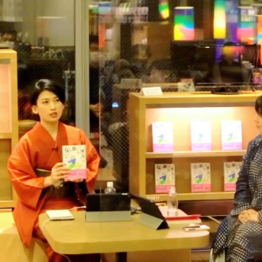 岡田育さんのインスタグラム写真 - (岡田育Instagram)「Many thanks to come to TSUTAYA Daikanyama and Zoom Webinar!! Book launch party (in social distancing) with Akiko Shihara the wonderful essayist. My newest book was titled “Every Herstory Is Double A-sided” and the dress code of the night was : Dress which tells your milestones. . . 代官山蔦屋書店そしてオンラインウェビナーへお越しの皆様、本当にありがとうございました！　『 #女の節目は両Ａ面 』刊行記念イベント、ドレスコードは「節目に着た服、着たい服」。後半は皆さんと一緒にファッションショーでした！ . . @daikanyama.tsutaya #代官山蔦屋書店 #tsutayabookstore #daikanyama #daikanyamatsutaya  @akitect_chan #紫原明子 #岡田育 #ikuokada  #エッセイ #エッセイ本 #女の節目 #女の節目は両ａ面 #女の節目は両a面 #随筆 #書店イベント」12月5日 9時19分 - okadaic