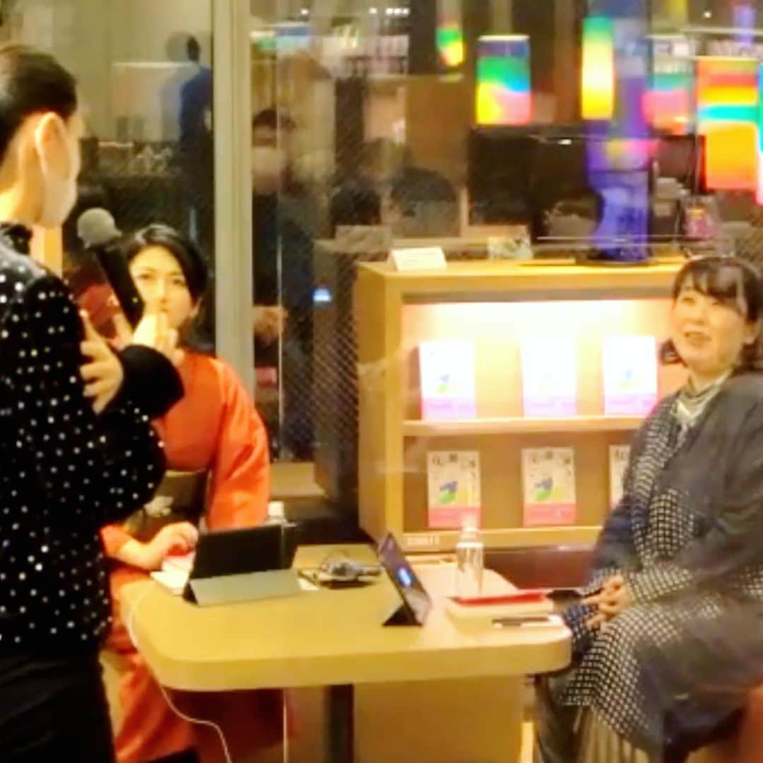 岡田育さんのインスタグラム写真 - (岡田育Instagram)「Many thanks to come to TSUTAYA Daikanyama and Zoom Webinar!! Book launch party (in social distancing) with Akiko Shihara the wonderful essayist. My newest book was titled “Every Herstory Is Double A-sided” and the dress code of the night was : Dress which tells your milestones. . . 代官山蔦屋書店そしてオンラインウェビナーへお越しの皆様、本当にありがとうございました！　『 #女の節目は両Ａ面 』刊行記念イベント、ドレスコードは「節目に着た服、着たい服」。後半は皆さんと一緒にファッションショーでした！ . . @daikanyama.tsutaya #代官山蔦屋書店 #tsutayabookstore #daikanyama #daikanyamatsutaya  @akitect_chan #紫原明子 #岡田育 #ikuokada  #エッセイ #エッセイ本 #女の節目 #女の節目は両ａ面 #女の節目は両a面 #随筆 #書店イベント」12月5日 9時19分 - okadaic
