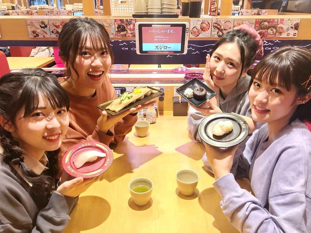 りんご娘さんのインスタグラム写真 - (りんご娘Instagram)「🍣お知らせ🍣 りんご娘が大好きなお寿司を食べるロケが先日ありました🥰 12/13（日）14：35～14：50  RABにて放送です📺  スシローさんは、手巻きセットがあったり、テイクアウトもできるので、ぜひ皆さんも 行ってみてください！！ おっきな穴子寿司も食べてきました😋 放送楽しみにしててね😉  #スシロー #年末年始はお寿司 #お寿司 #お寿司好き #テイクアウト #回転寿司 #りんご娘 #ringomusume」12月5日 9時16分 - _ringo.musume.com_