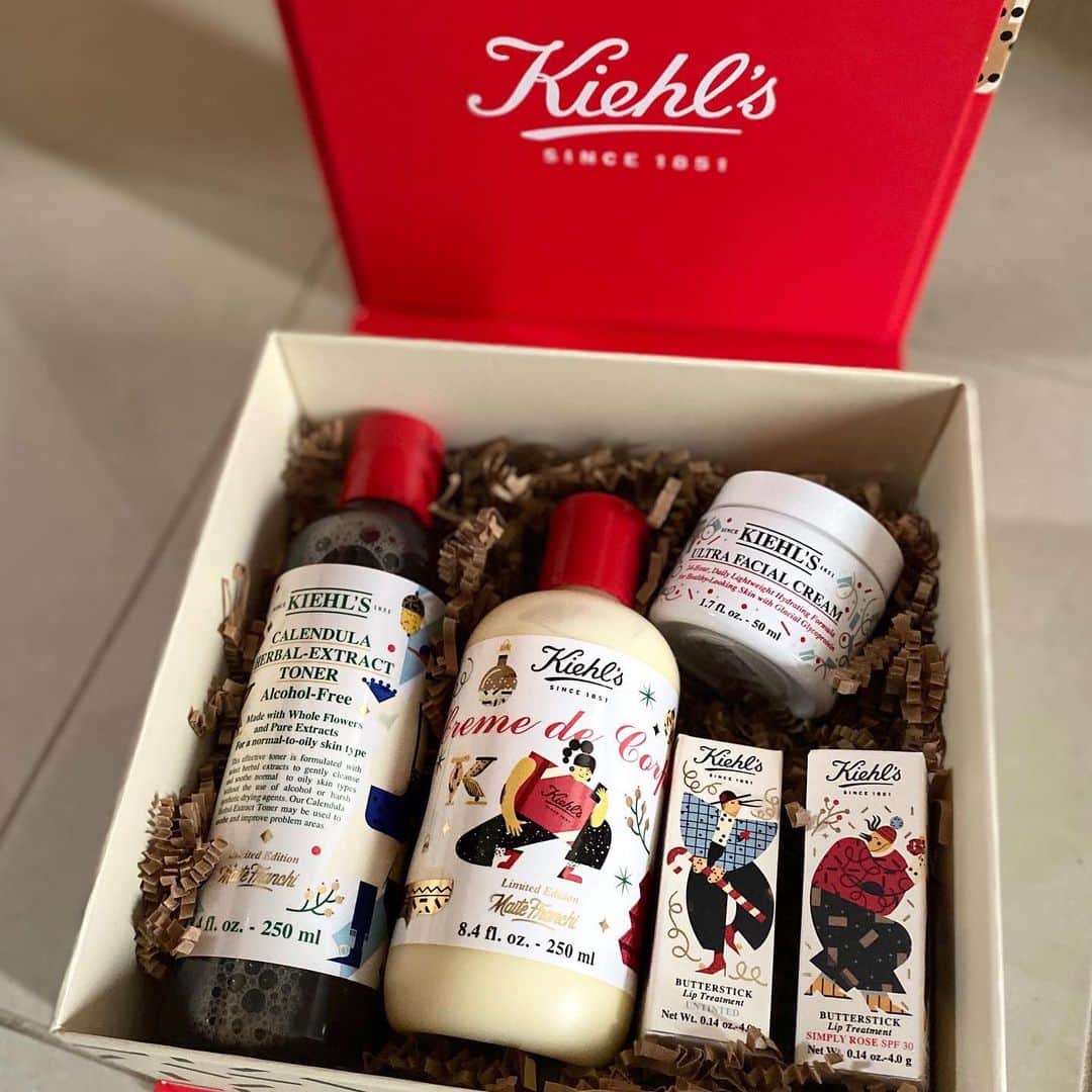 のインスタグラム：「毎年ワクワクするホリデー&クリスマスコフレ🎁もう何か買いましたか❓写真はキールズのホリデイコレクション💚テンションあがるビジュアルでスキンケアが楽しくなりそう😆個人的には、写真3枚目のブースター美容液、キールズSPセラムが大好きです♡これを使い始めてから肌の調子がすこぶるよい😭リピート必至の名品ですよ💡  #キールズ #キールズホリデイ2020 #SPRiNG #スプリング #エディターO」