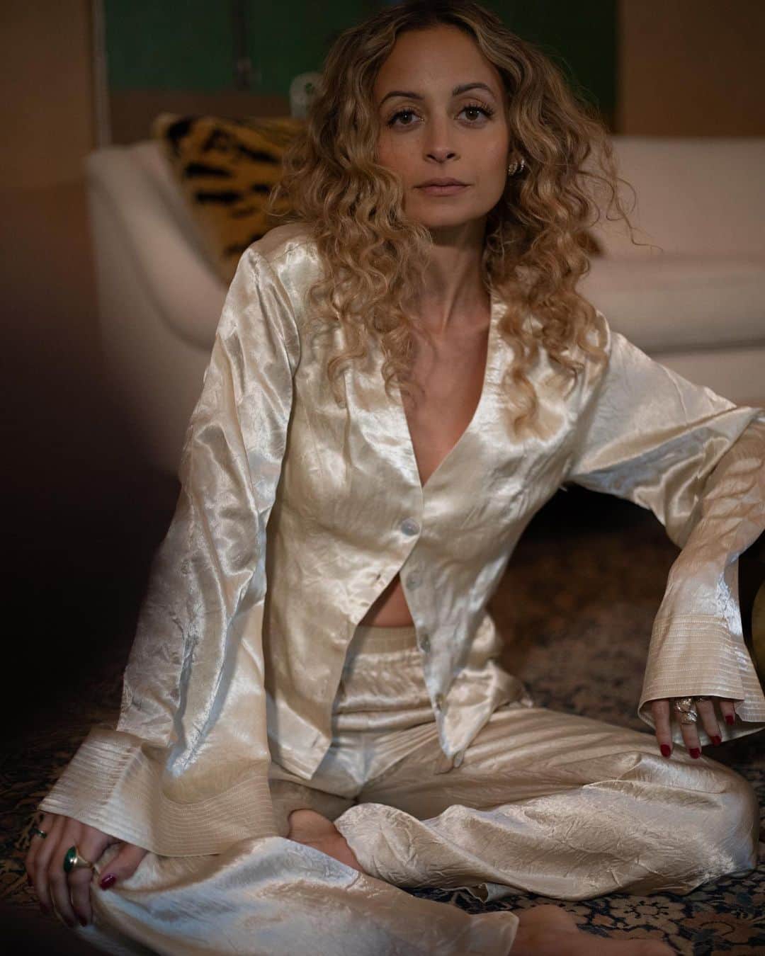 ウィンターケイトのインスタグラム：「Lounging in this satin set from day to night 🌚🌝」