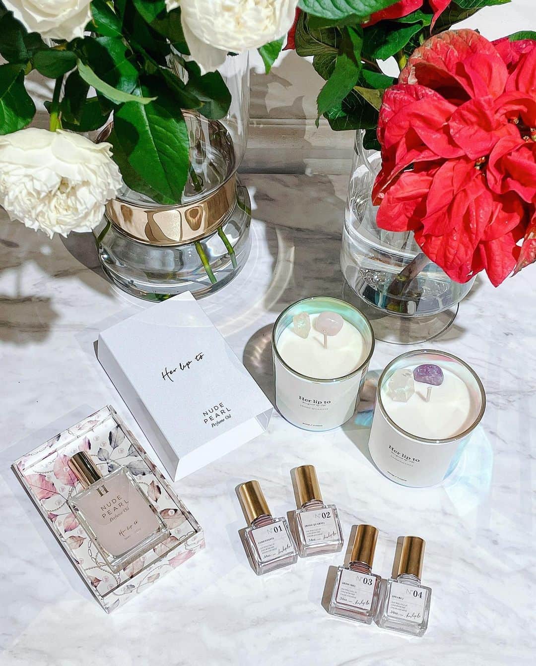 のインスタグラム：「Her lip to  @herlipto ホリデーコレクション❤️❄️  オイルフレグランスと、ネイルポリッシュと、キャンドル💅🕯  どれもすごく良い香りで見た目も可愛くて 飾っておくだけでも気分が上がりそうです☺️💕💕  東京はこの週末、大阪は来週末、それぞれ2日間限定で プライベートサロンがオープンするそうです🥰  #herlipto #holiday #xmas #christmas #nailpolish #bodyoil #candle #ハーリップトゥー #ネイルポリッシュ #キャンドル #クリスマス #ギフト #ホリデー」