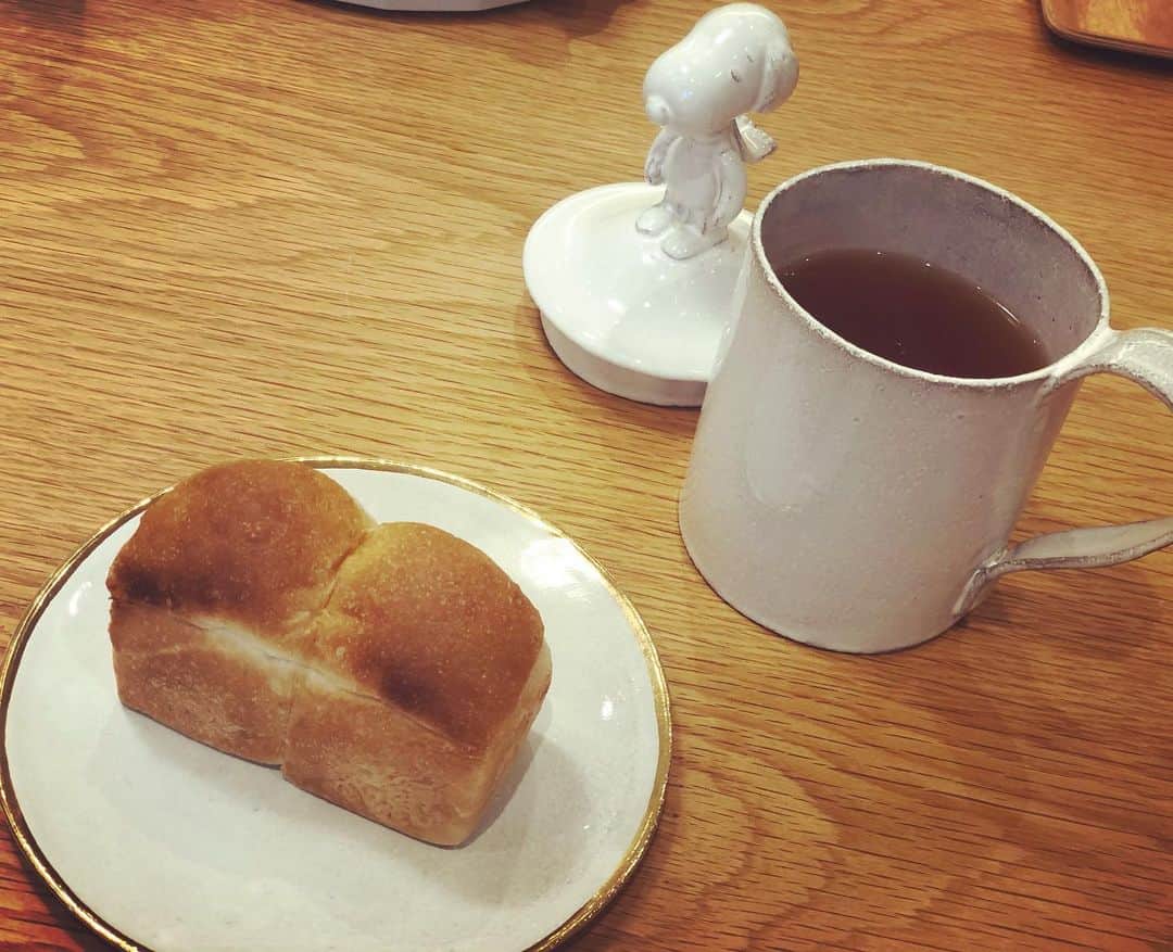笛木優子のインスタグラム：「おはようございます。 🍞自分で焼きました。 うそです。  今日もよい1日を🪞💄」