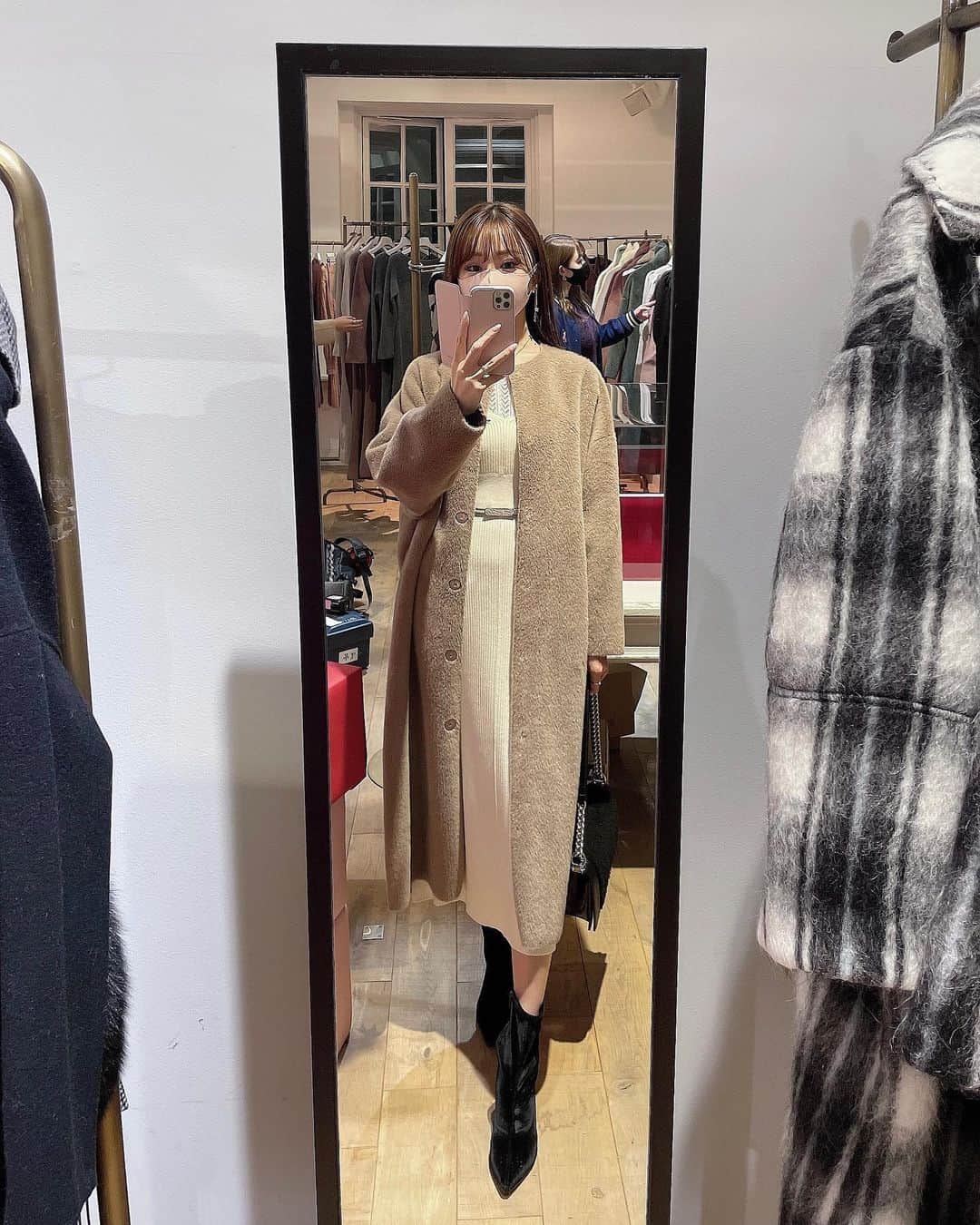 松岡里枝さんのインスタグラム写真 - (松岡里枝Instagram)「こじはるちゃんと☺️❤️❤️  きのうは、こじはるちゃん @nyanchan22 がプロデュースするブランド【Her lip to】 @herlipto の、プライベートサロンオープン前の内覧会にお邪魔しました☺️🎀  東京が12月5日(土)と6日(日) 大阪が12月12日(土)と13日(日)限定で オープンするみたいで、 ホリデーコレクションのお洋服も小物も とっても可愛かったです😍✨  最近、寒くなってきてコートが欲しかったので、 写真3.4枚目のコートを購入しました😍💓  またちゃんと写真撮って投稿しますね💓  こじはるちゃんもスタッフさんも オープン前の準備でばたばたの中、 ありがとうございました🥺💞💞  #herlipto #holiday #privatesalon #ハーリップトゥー #ホリデーコレクション #こじはる ちゃん」12月5日 9時25分 - okarie1023