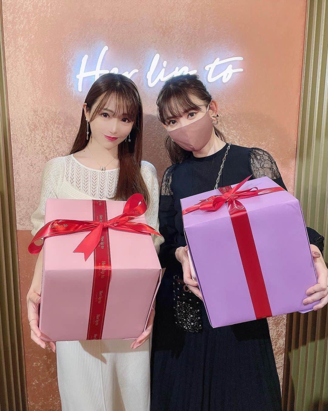 のインスタグラム：「こじはるちゃんと☺️❤️❤️  きのうは、こじはるちゃん @nyanchan22 がプロデュースするブランド【Her lip to】 @herlipto の、プライベートサロンオープン前の内覧会にお邪魔しました☺️🎀  東京が12月5日(土)と6日(日) 大阪が12月12日(土)と13日(日)限定で オープンするみたいで、 ホリデーコレクションのお洋服も小物も とっても可愛かったです😍✨  最近、寒くなってきてコートが欲しかったので、 写真3.4枚目のコートを購入しました😍💓  またちゃんと写真撮って投稿しますね💓  こじはるちゃんもスタッフさんも オープン前の準備でばたばたの中、 ありがとうございました🥺💞💞  #herlipto #holiday #privatesalon #ハーリップトゥー #ホリデーコレクション #こじはる ちゃん」